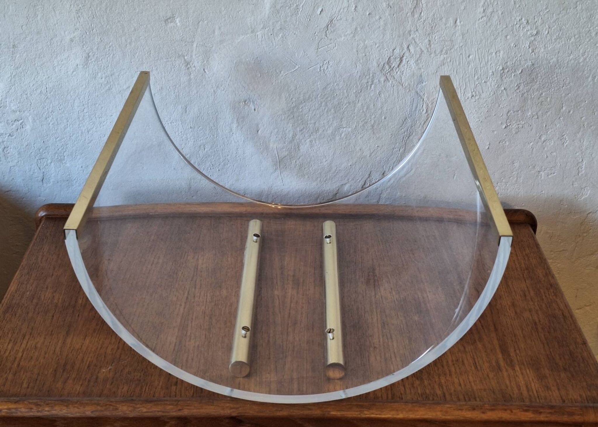 Italian magazine rack in acrylic and solid brass, 1970s
