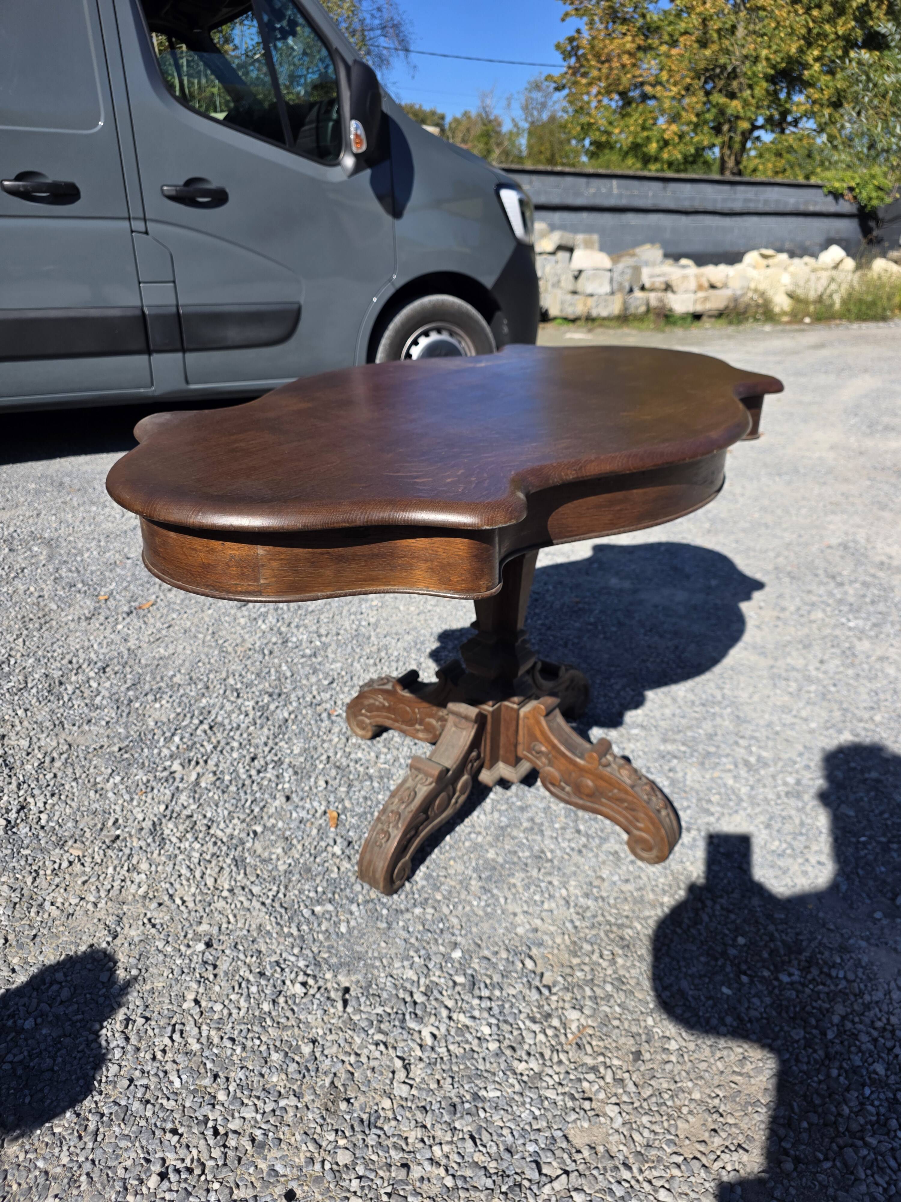Antique round table in solid oak