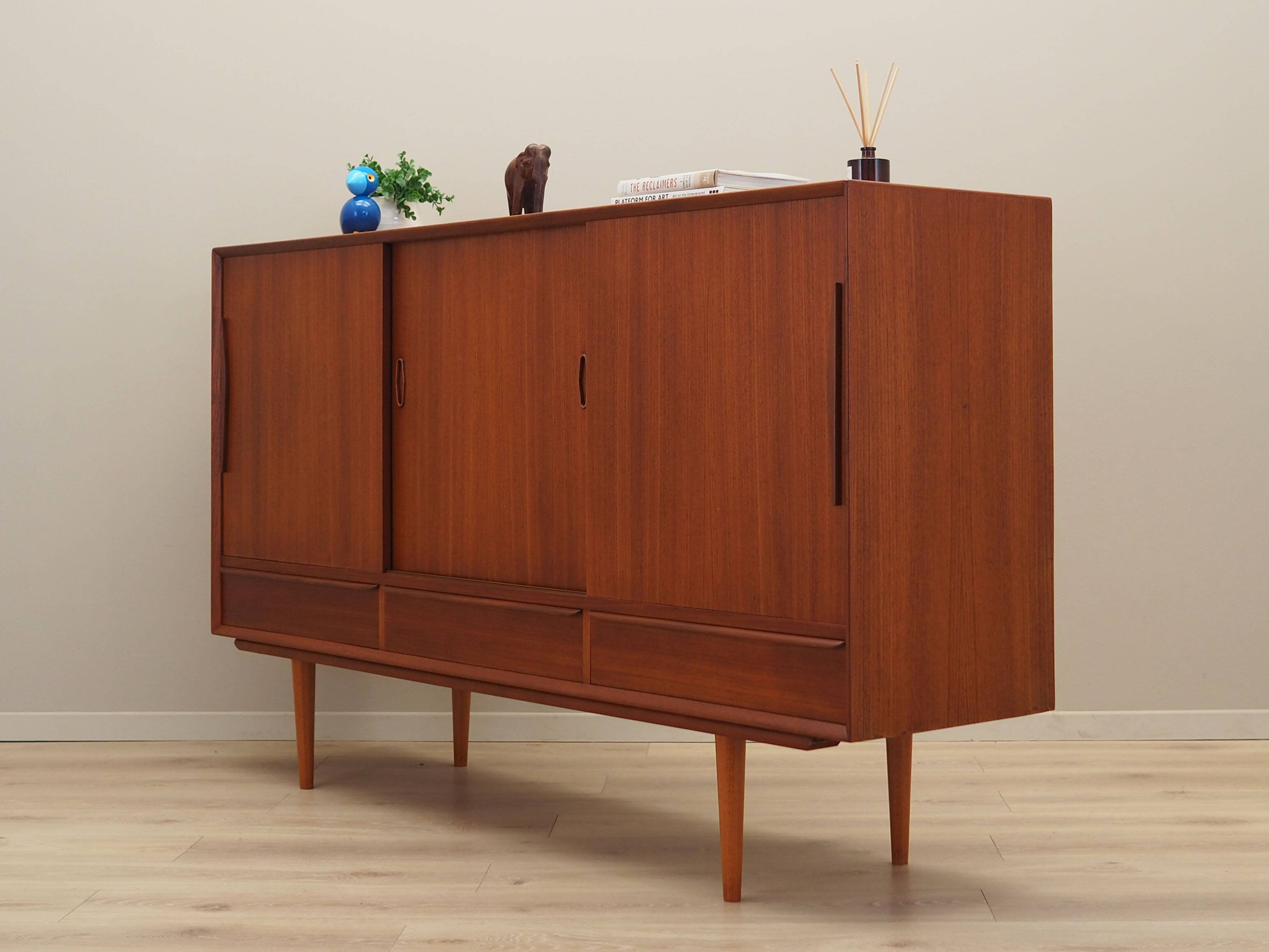 Buffet haut en teck, design danois, années 1960, production : Danemark