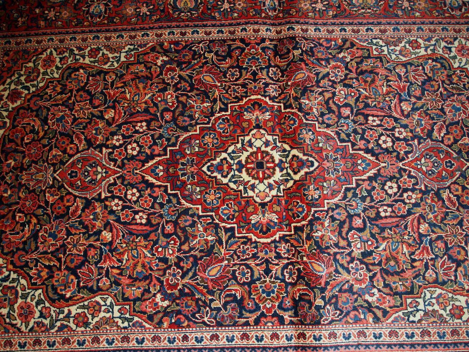 Handmade antique Persian Kashan rug 4.1' x 6.2' (125cm x 189cm) 1910s