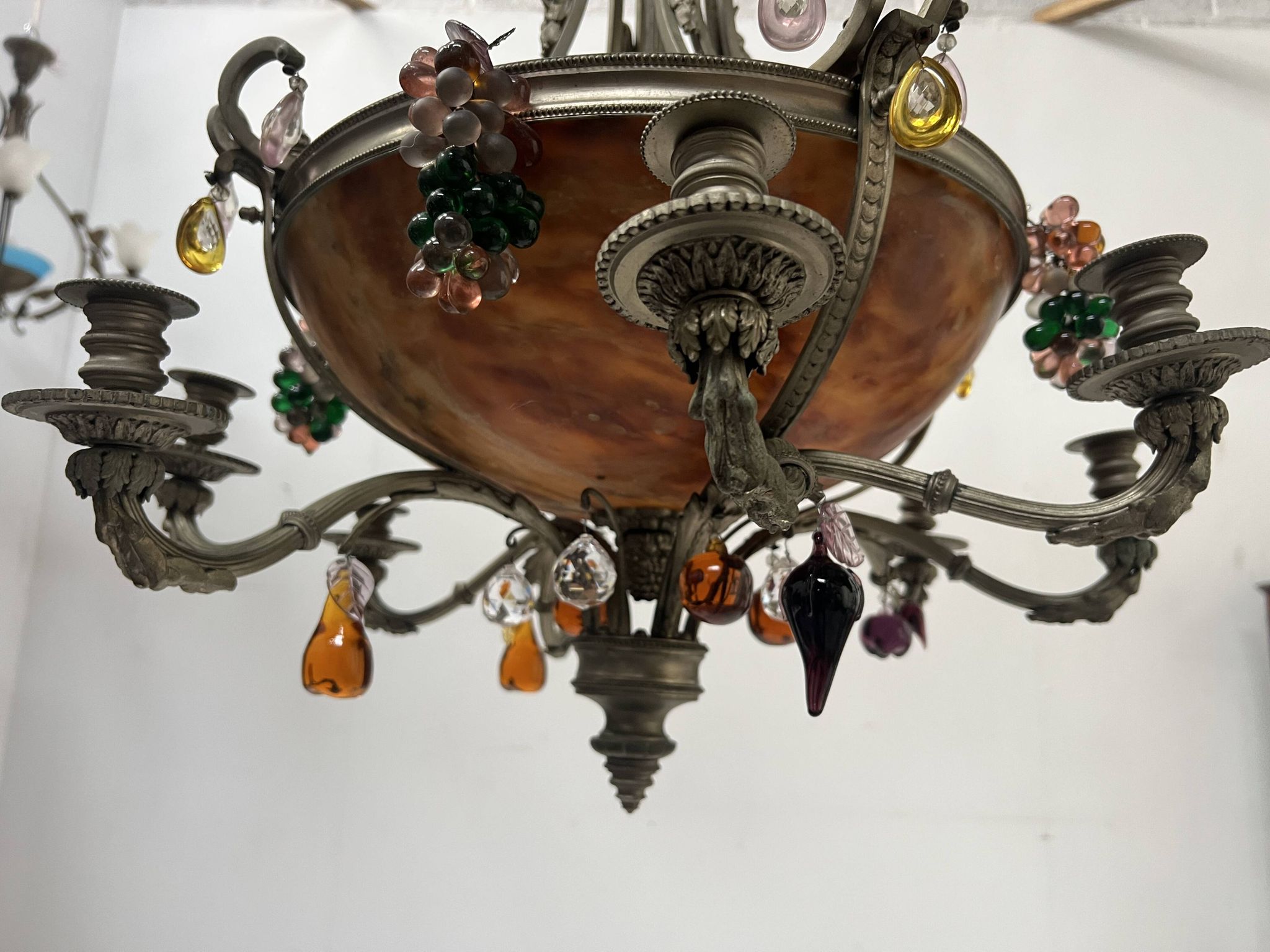 Napoleon III chandelier in bronze and alabaster with eight light arms, 19th century.