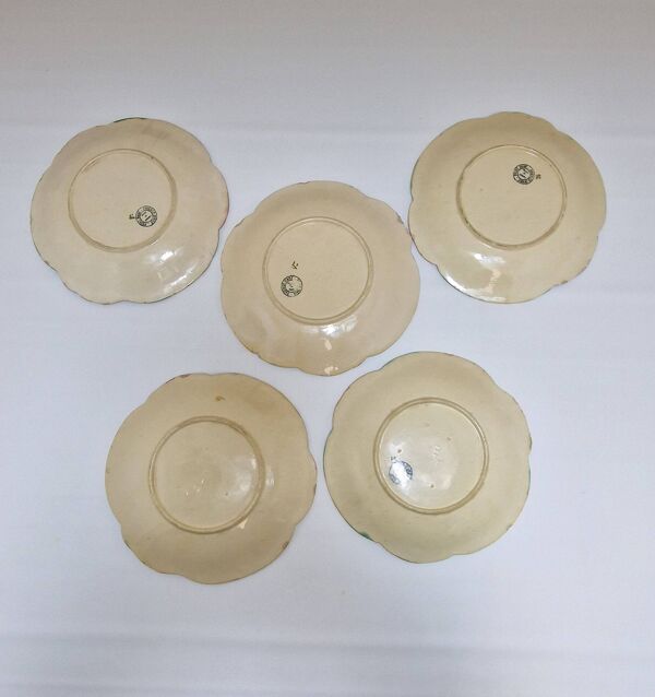 5 assiettes en barbotine ''faience d'art'' peinte a la main