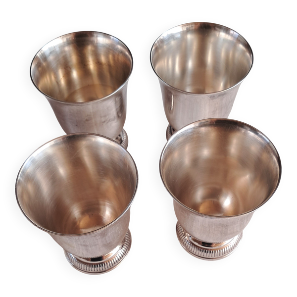 Superbe ensemble de 4 timbales  en métal argenté de la célèbre maison