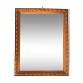 Petit miroir ancien en bois avec cadre sculpté