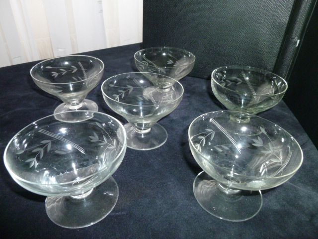 Set of 6 low glass champagne glasses ground decoration. 50s