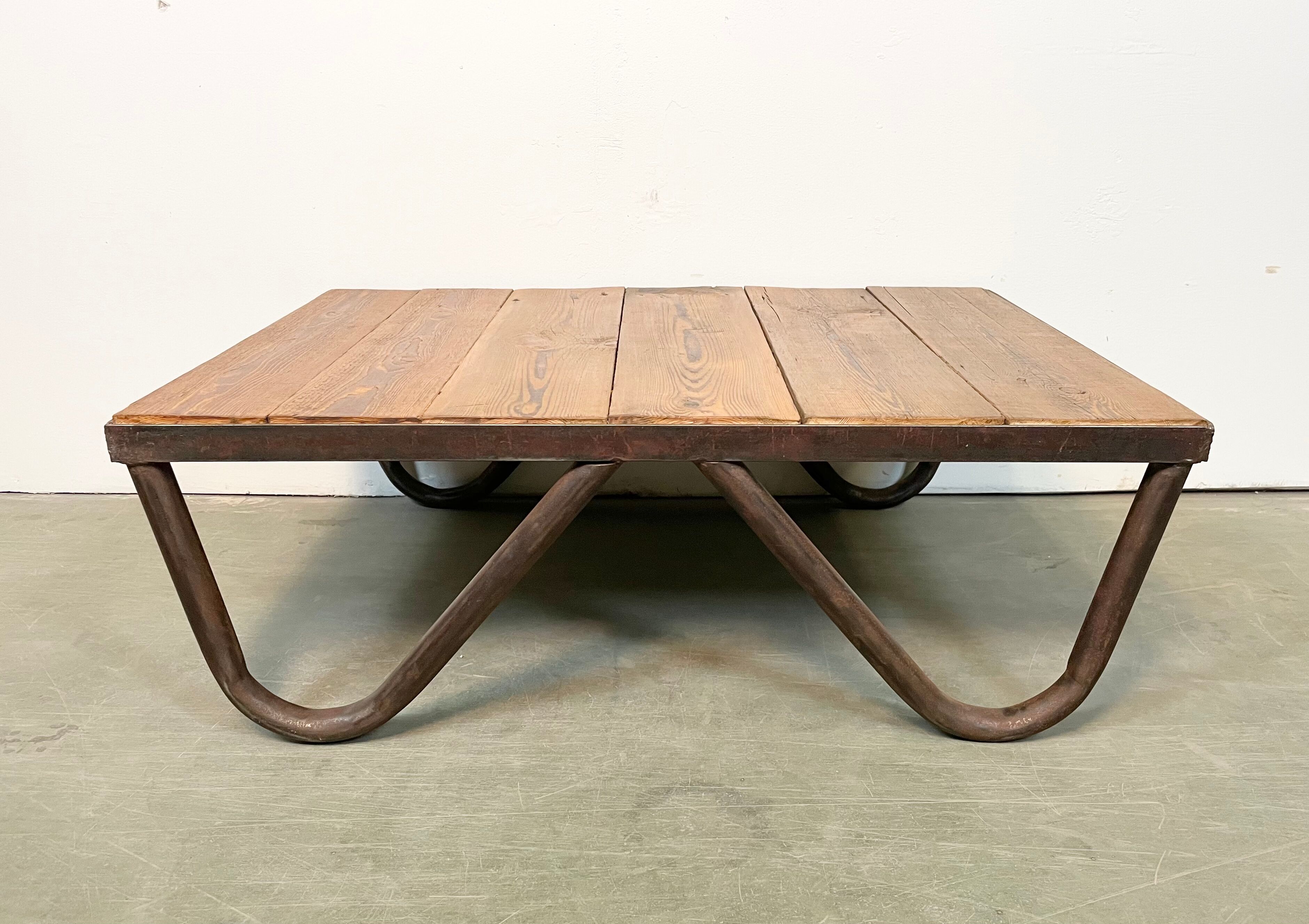 Table basse industrielle, années 1960