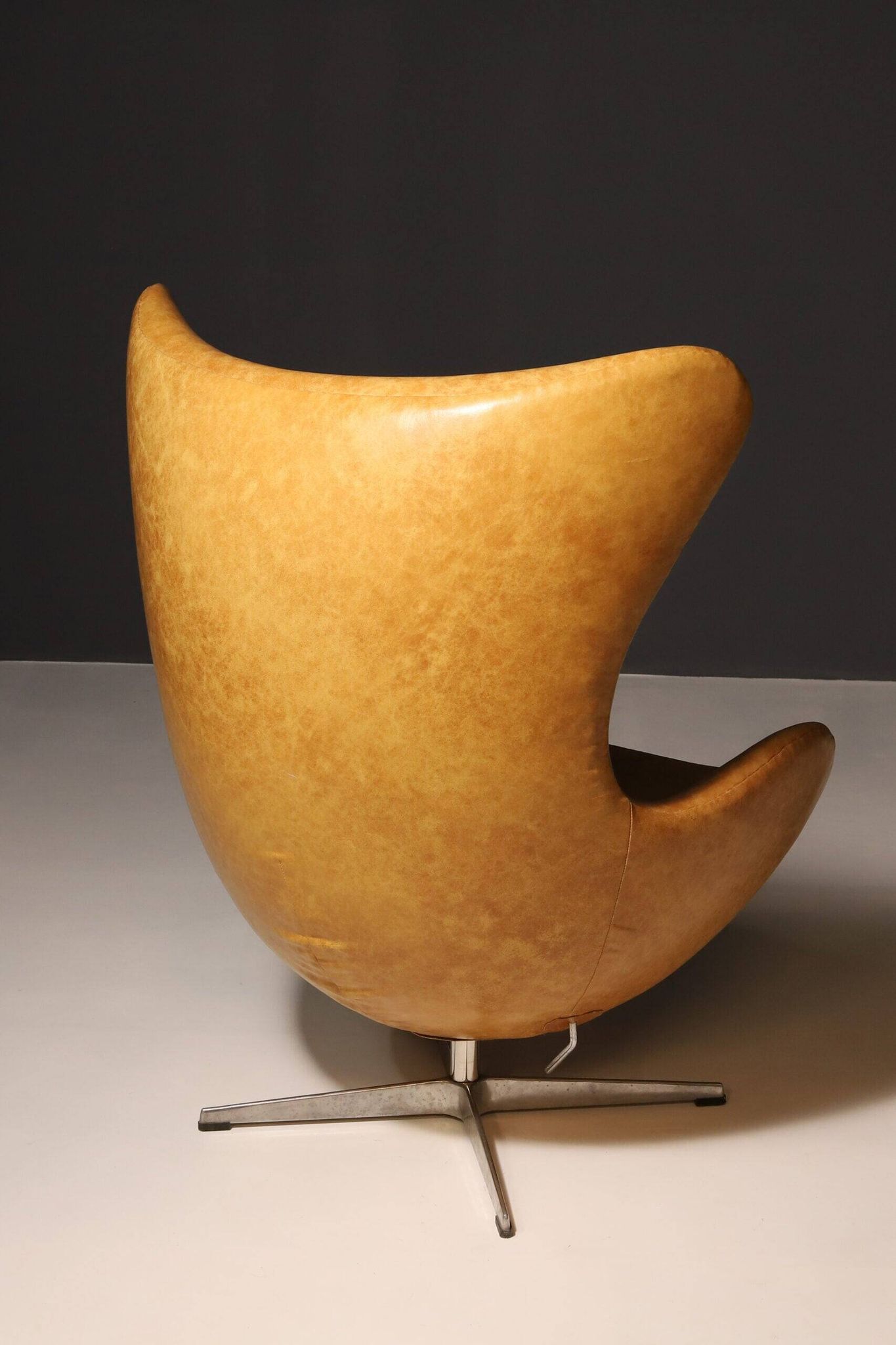 Chaise œuf modèle 3316 en cuir moderne Arne Jacobsen années 1990 Danemark