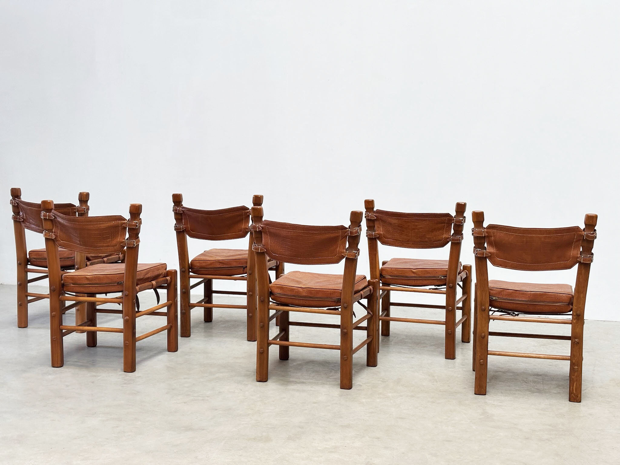 Ensemble de six chaises de salle à manger en cuir brutalistes