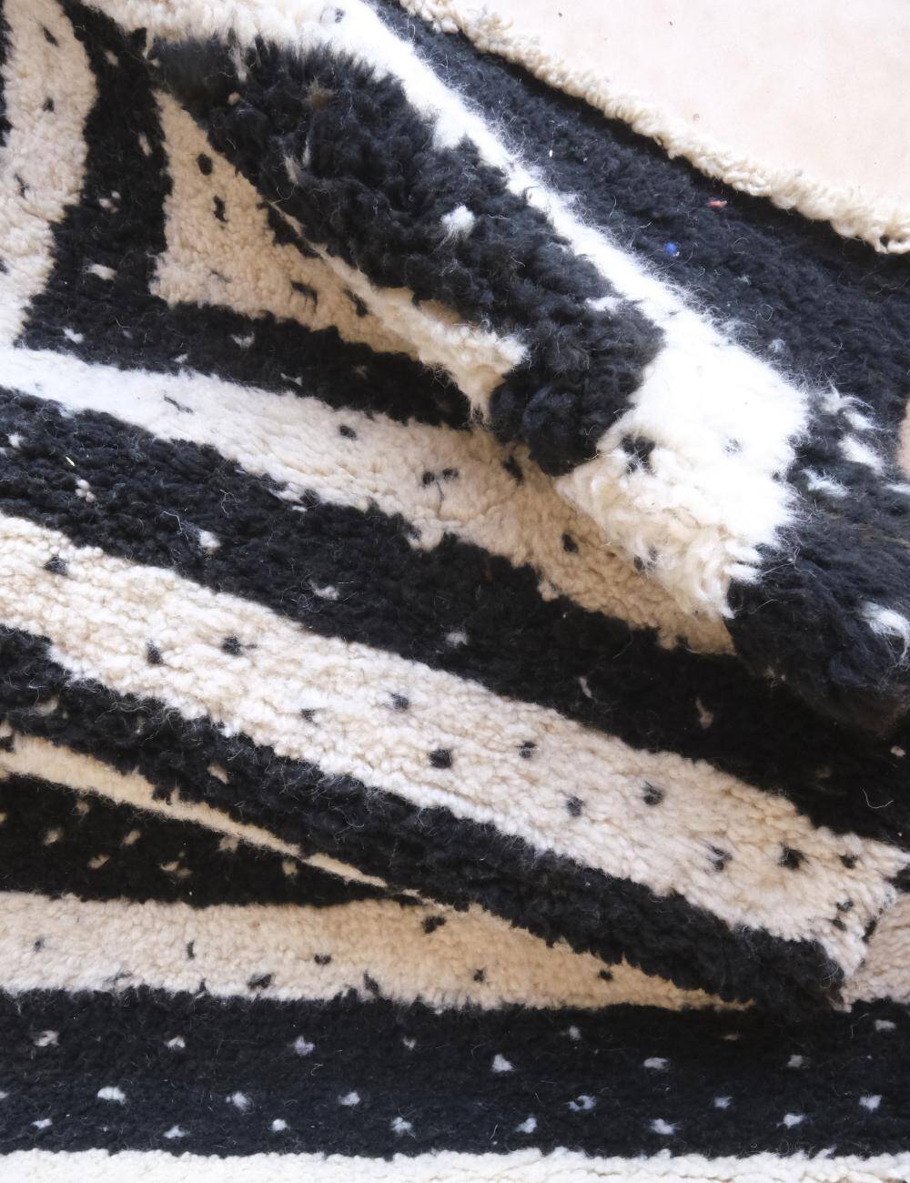 Black and White Rug - 274 x 218 cm