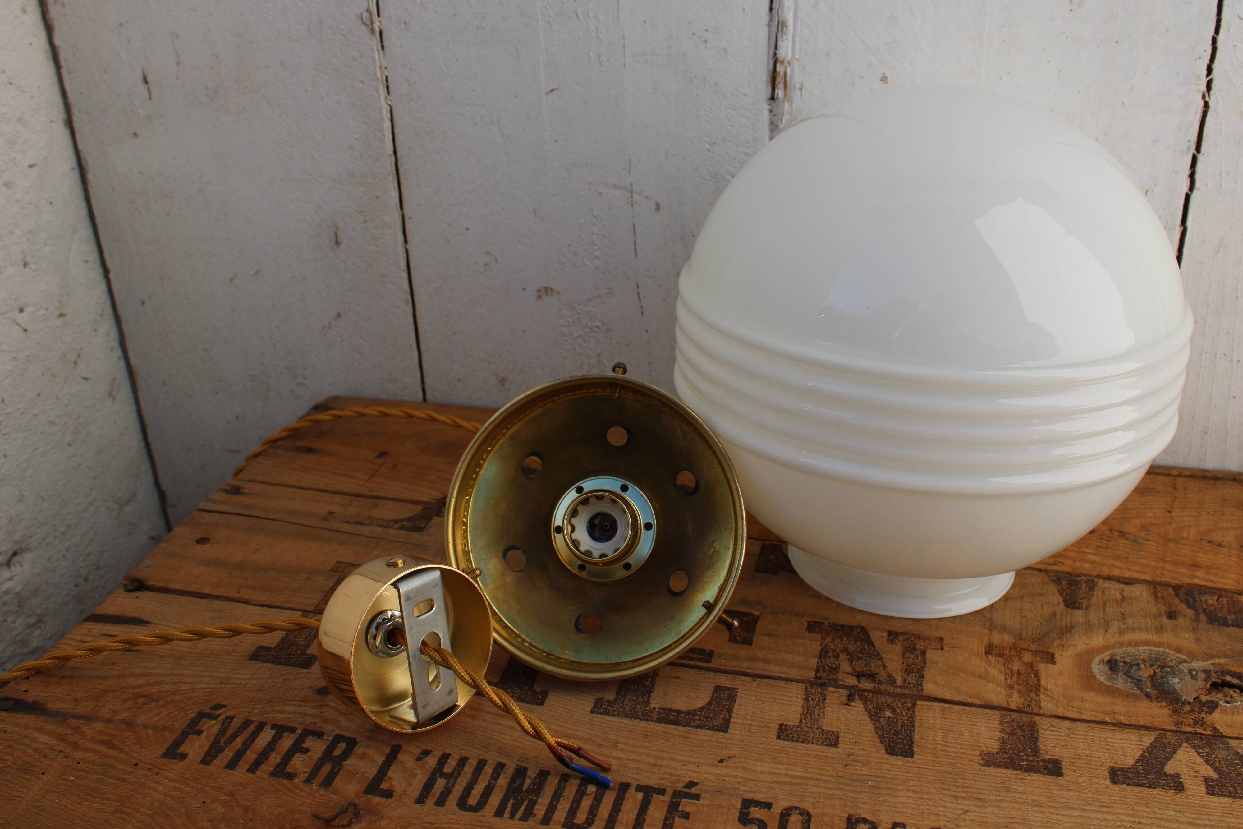 White and brass opaline globe suspension