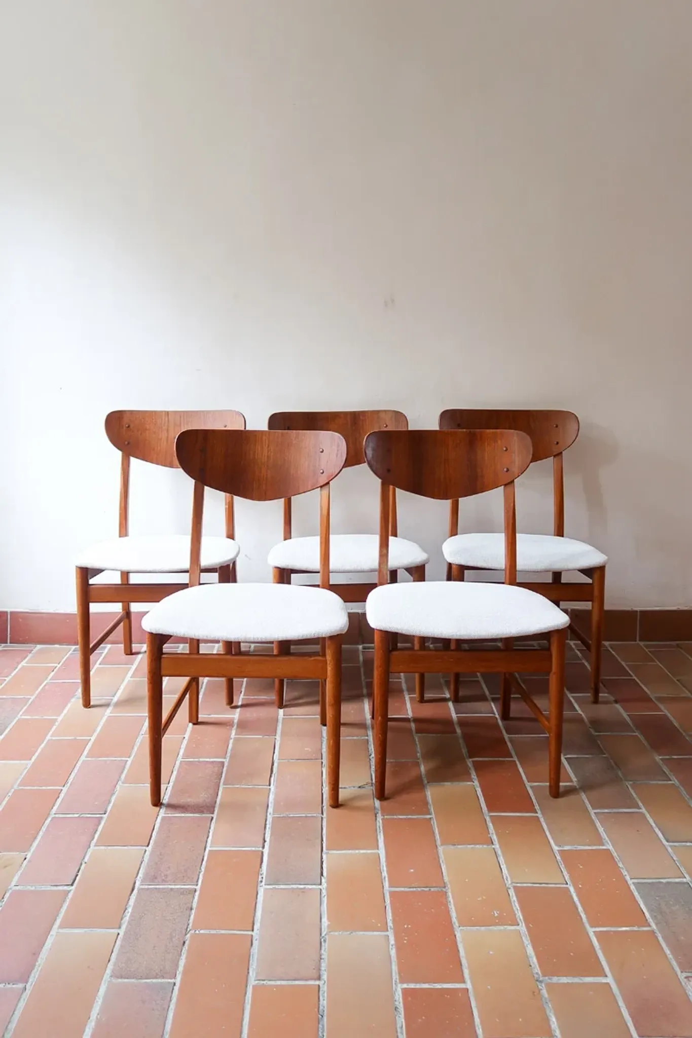 Set of 5 Scandinavian teak chairs from the 1960s, with curved backrest.