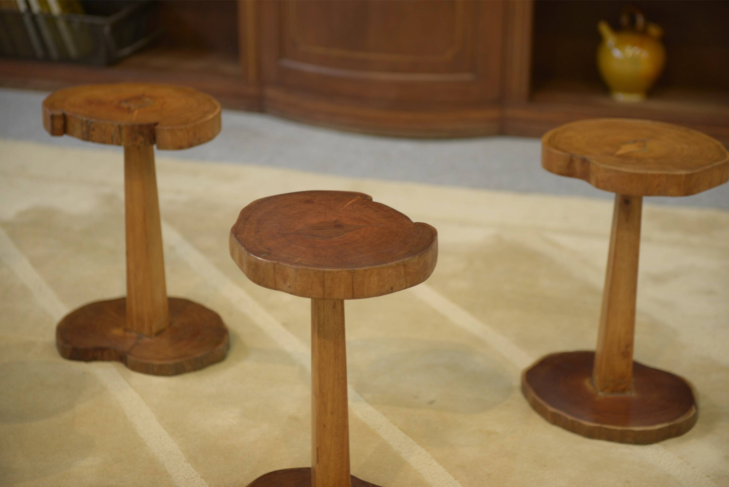 Ensemble de 5 tables d’appoint brutalistes en palissandre 1960’s