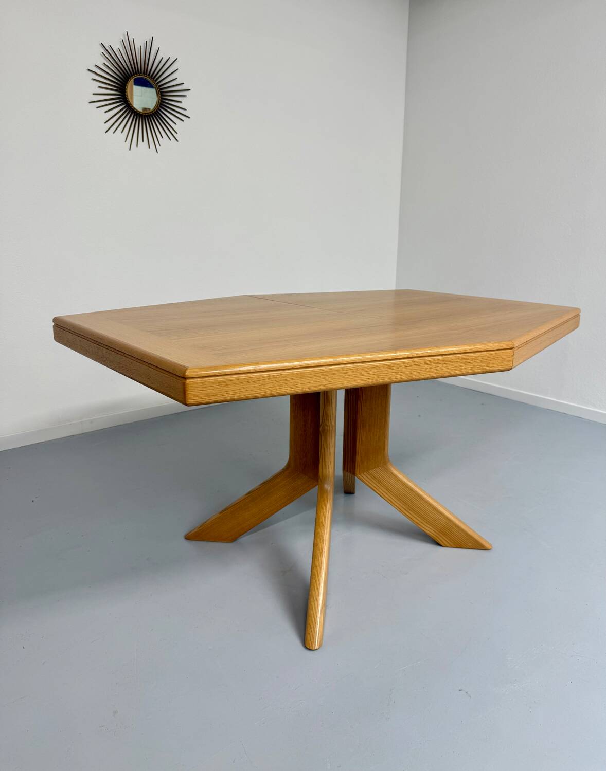 Ancienne table en bois massif octogonal a rallonge design Girsberger
