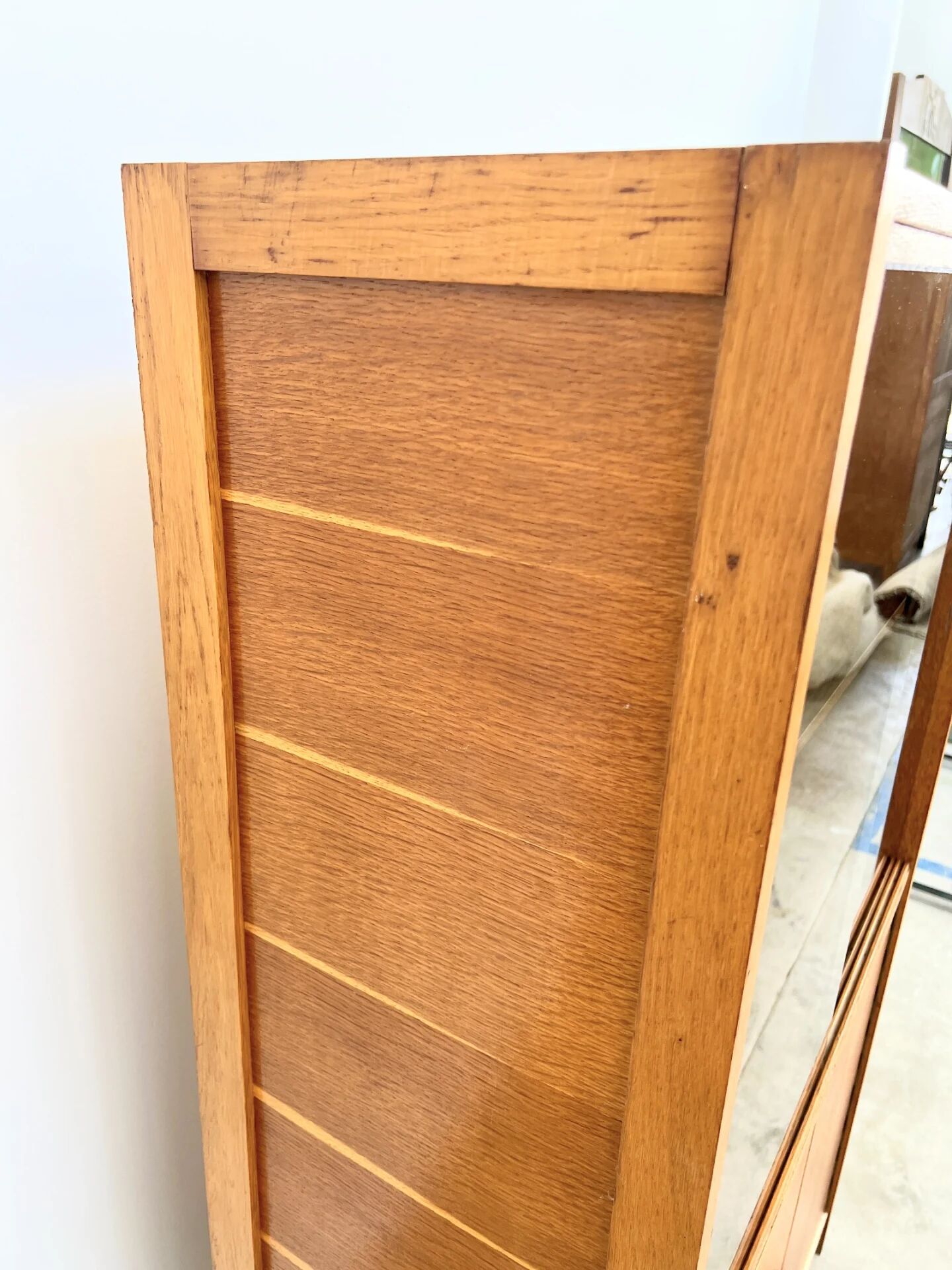 Bibliothèque-vitrine à portes coulissantes, chêne et verre fumé, années 60