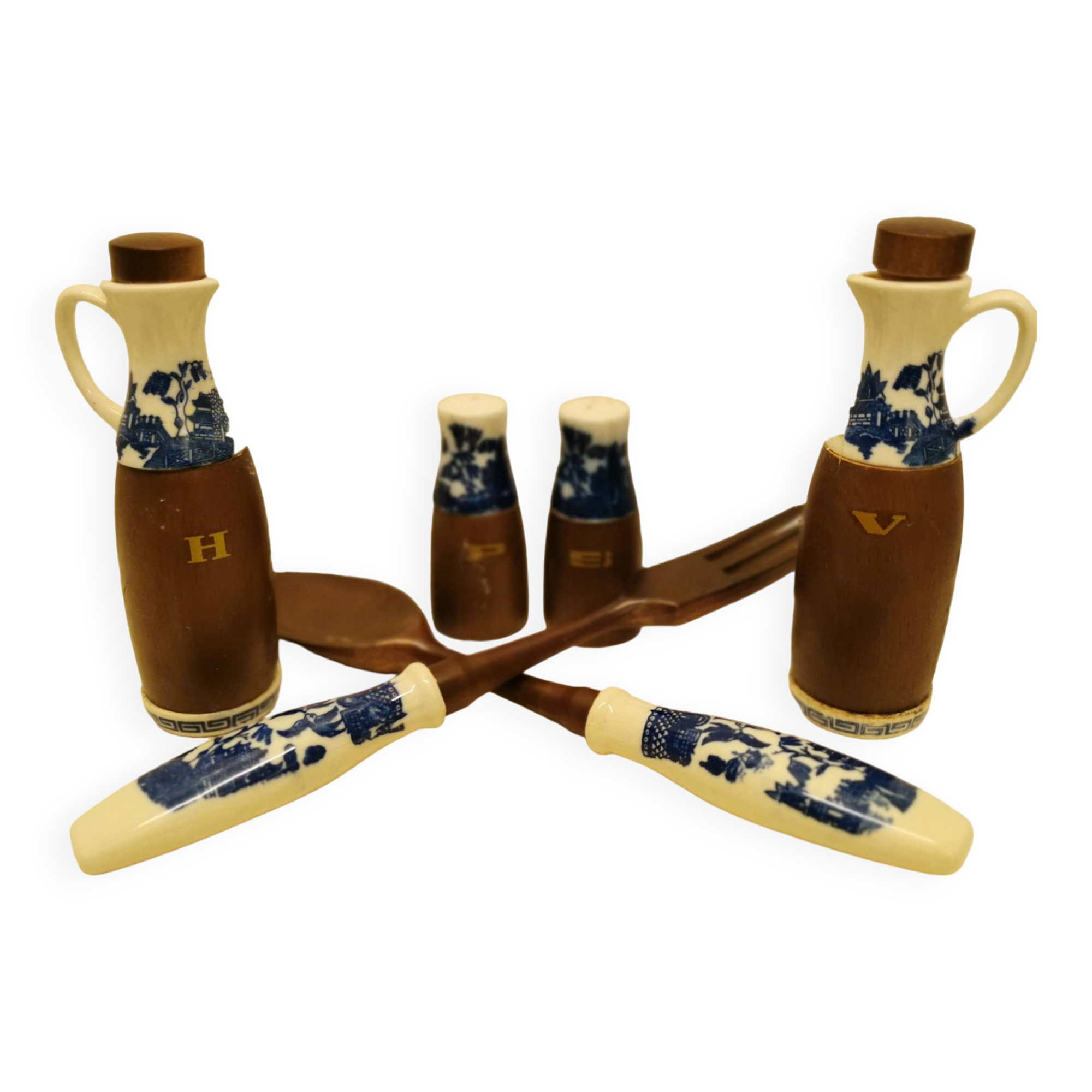 Porcelain and wood salad service