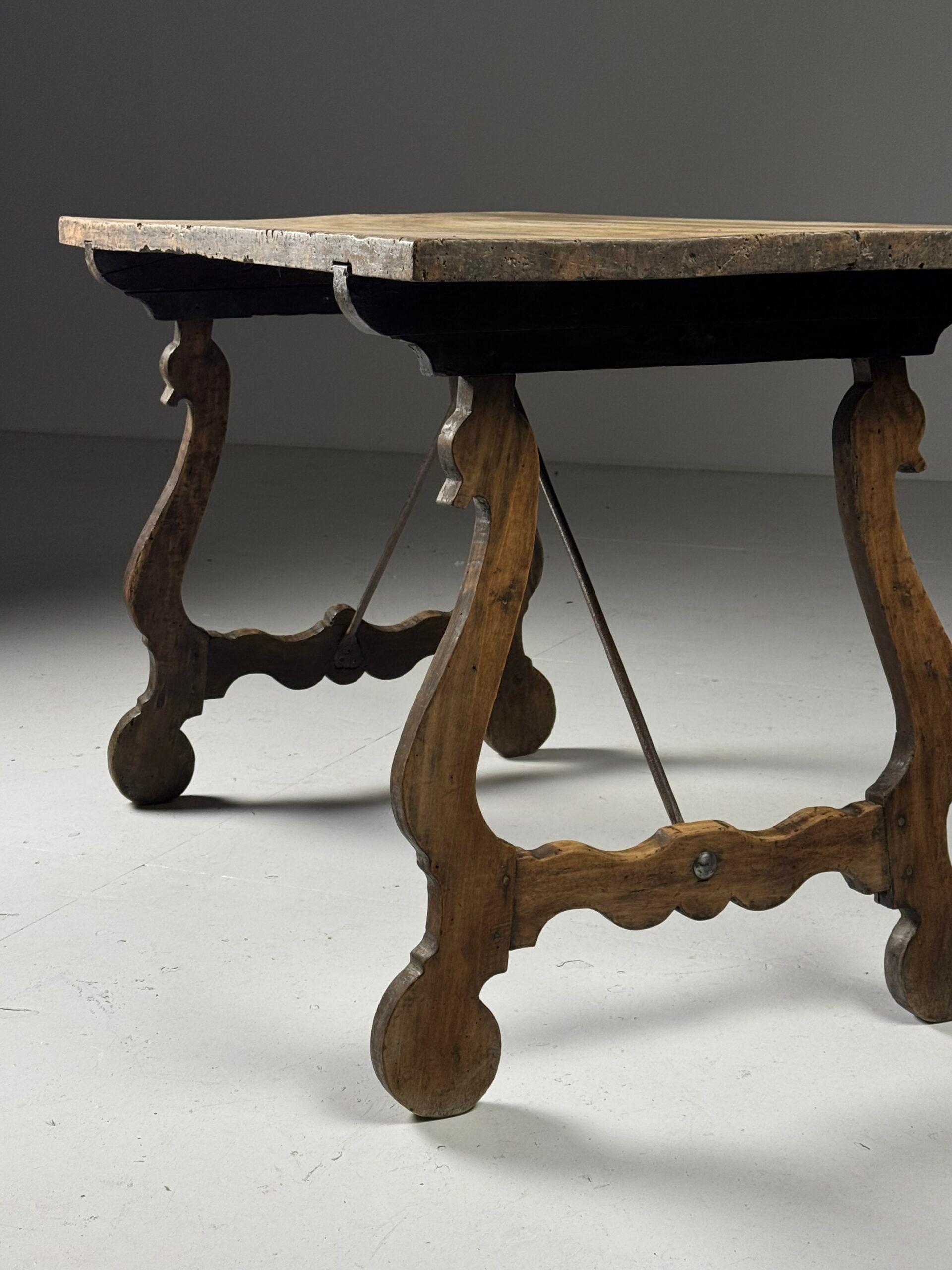 Table espagnole du 19ème siècle