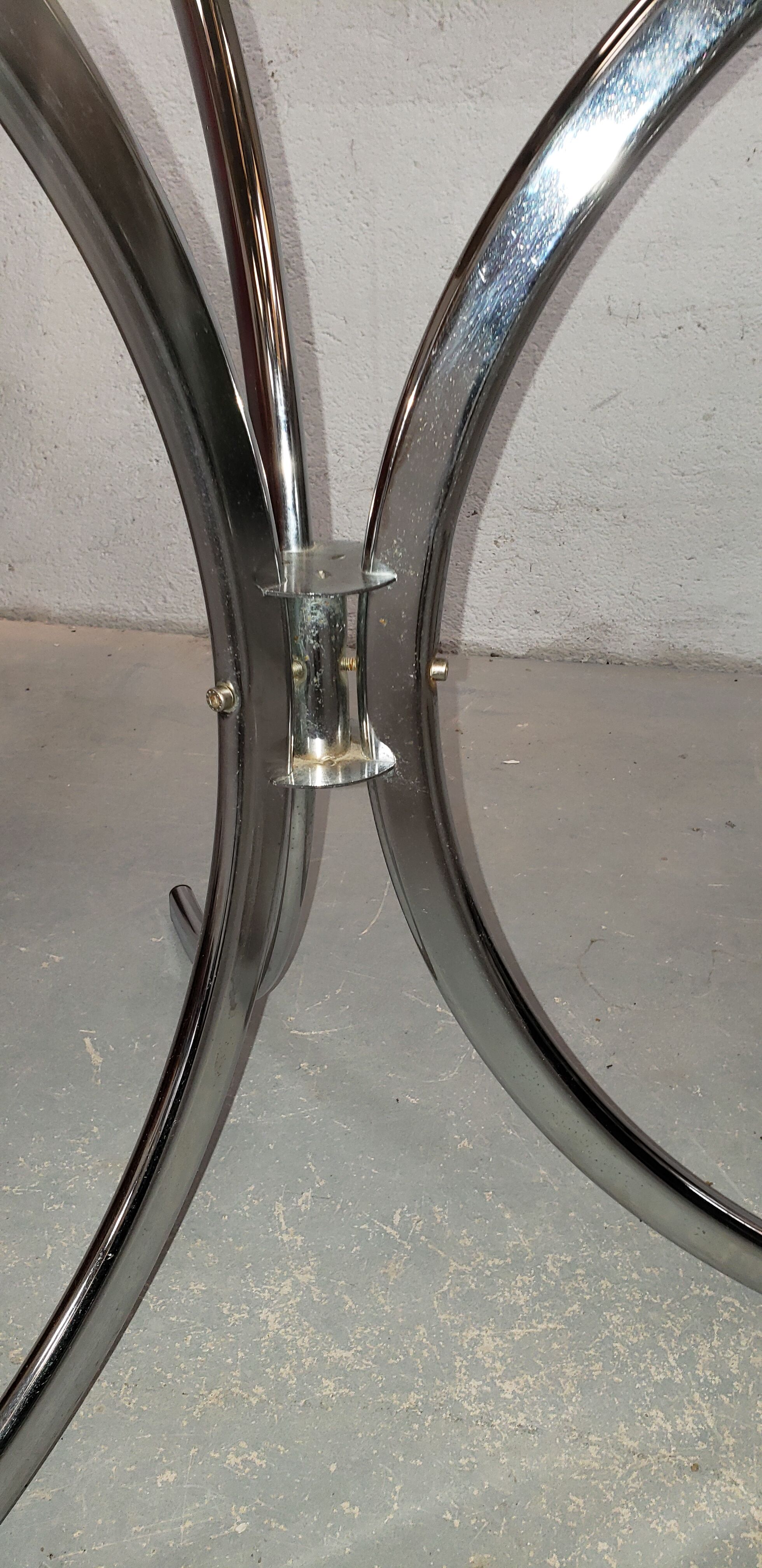 Table ovale chromée verre fumé années 70