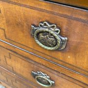 Commode Louis XVI en marqueterie et placage d'amarante/merisier 1950