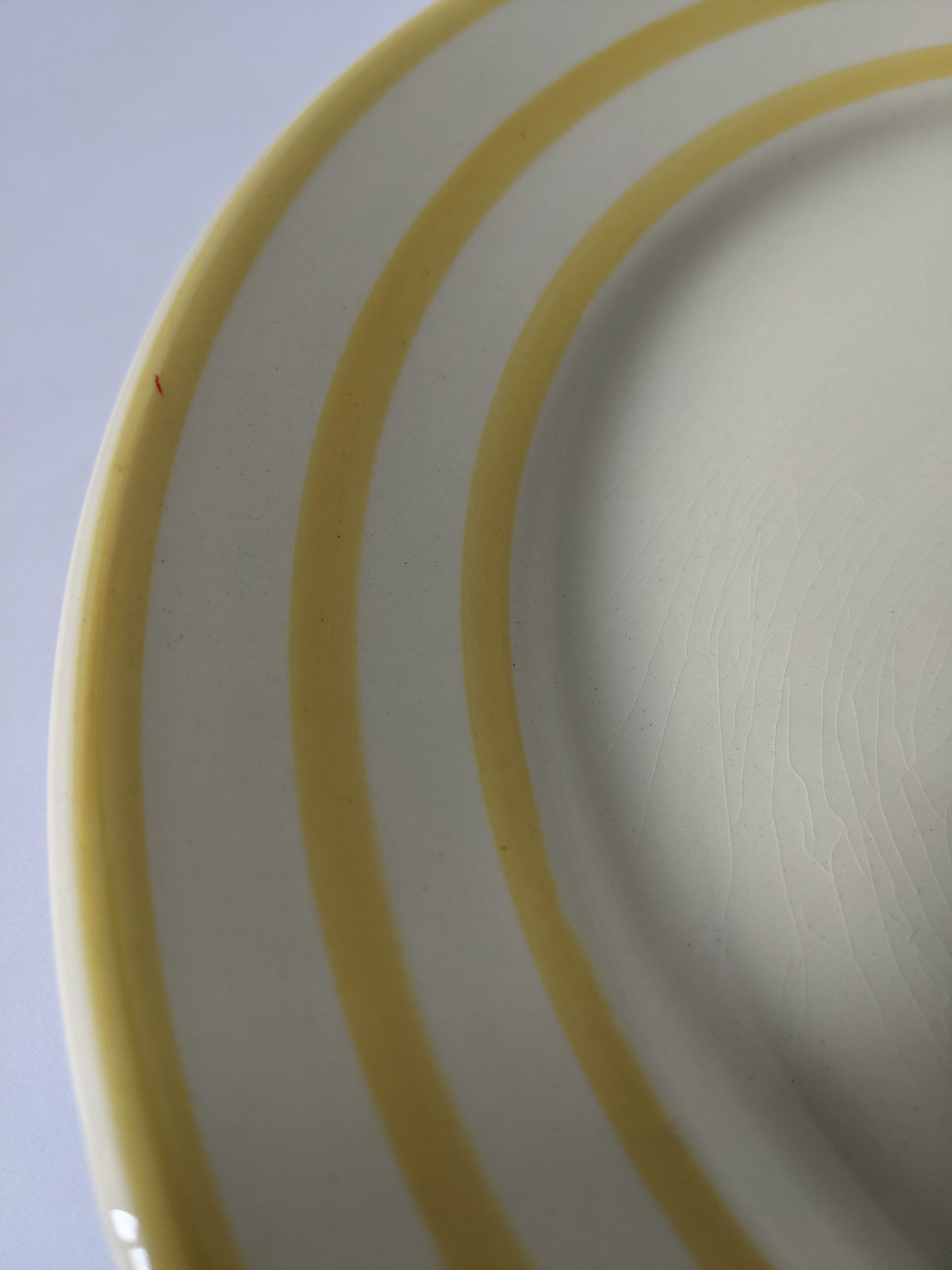 Plates canary yellow lines