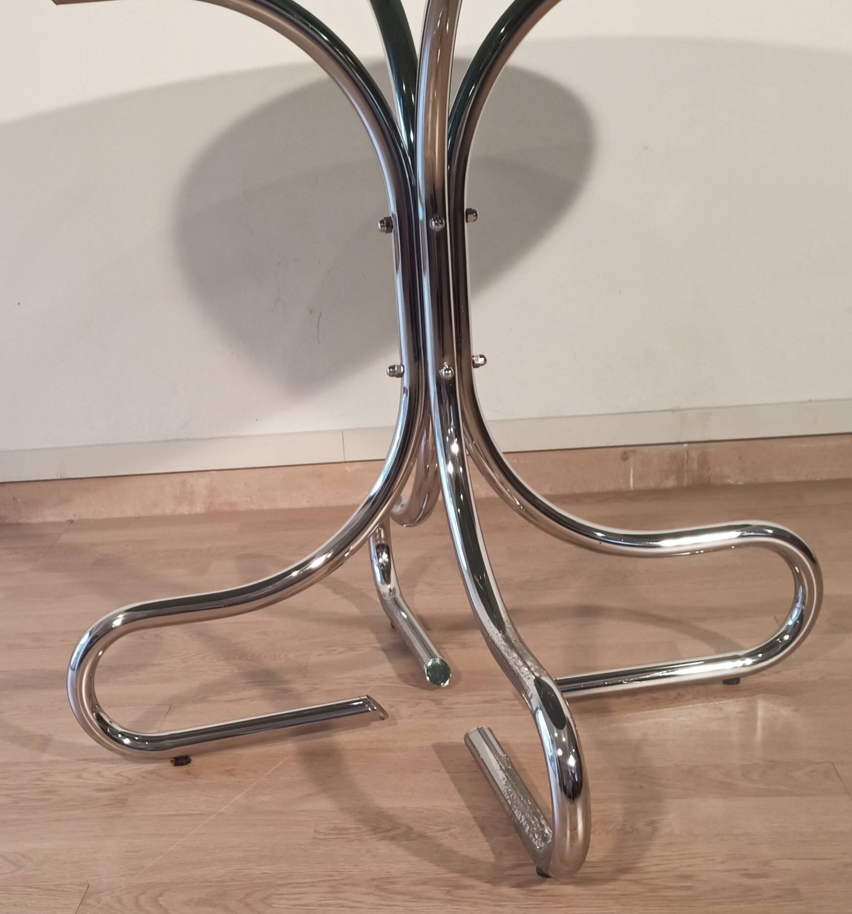 Table basse italienne du milieu du siècle en chrome et acier avec plateau rond en verre fumé, années 1960