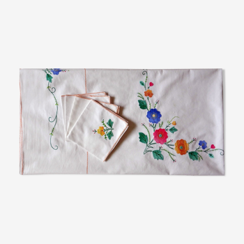 Square embroidered cotton case and 4 towels