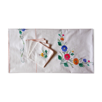 Square embroidered cotton case and 4 towels