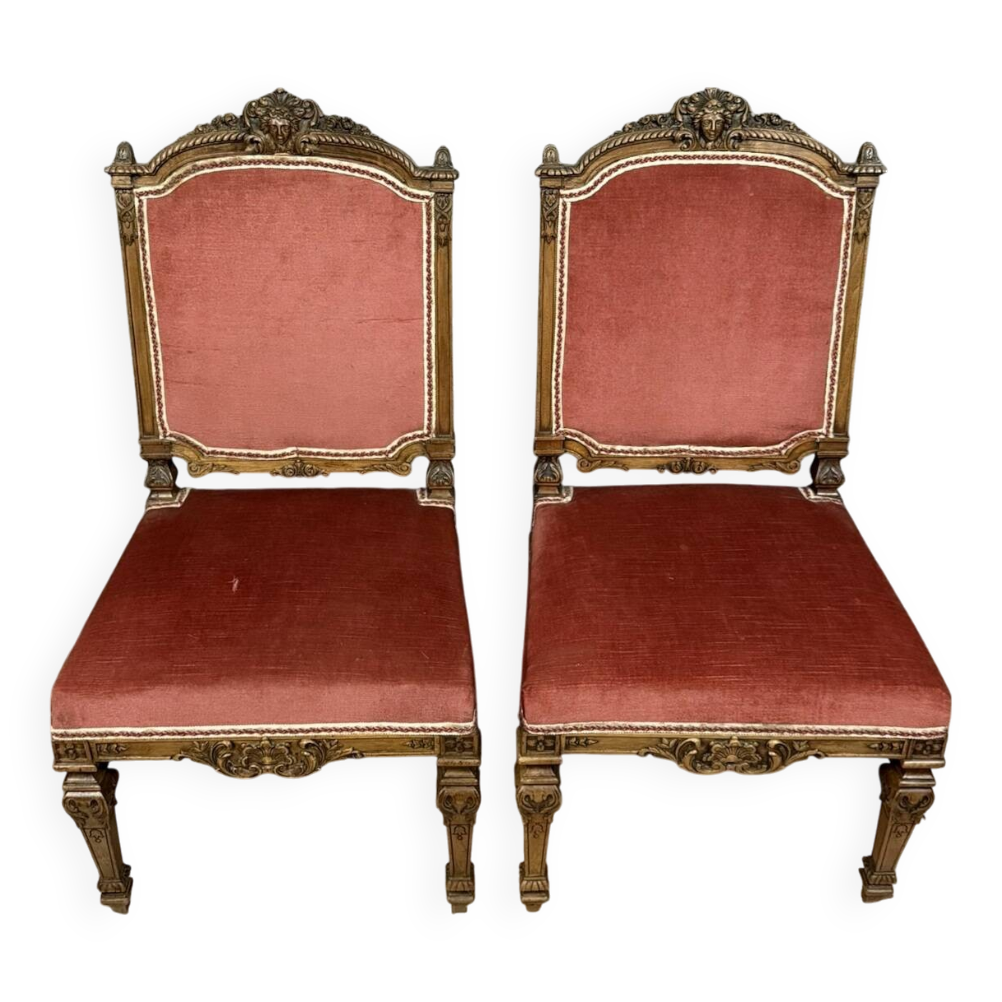 Importante paire de chaises de style Renaissance en bois sculpté