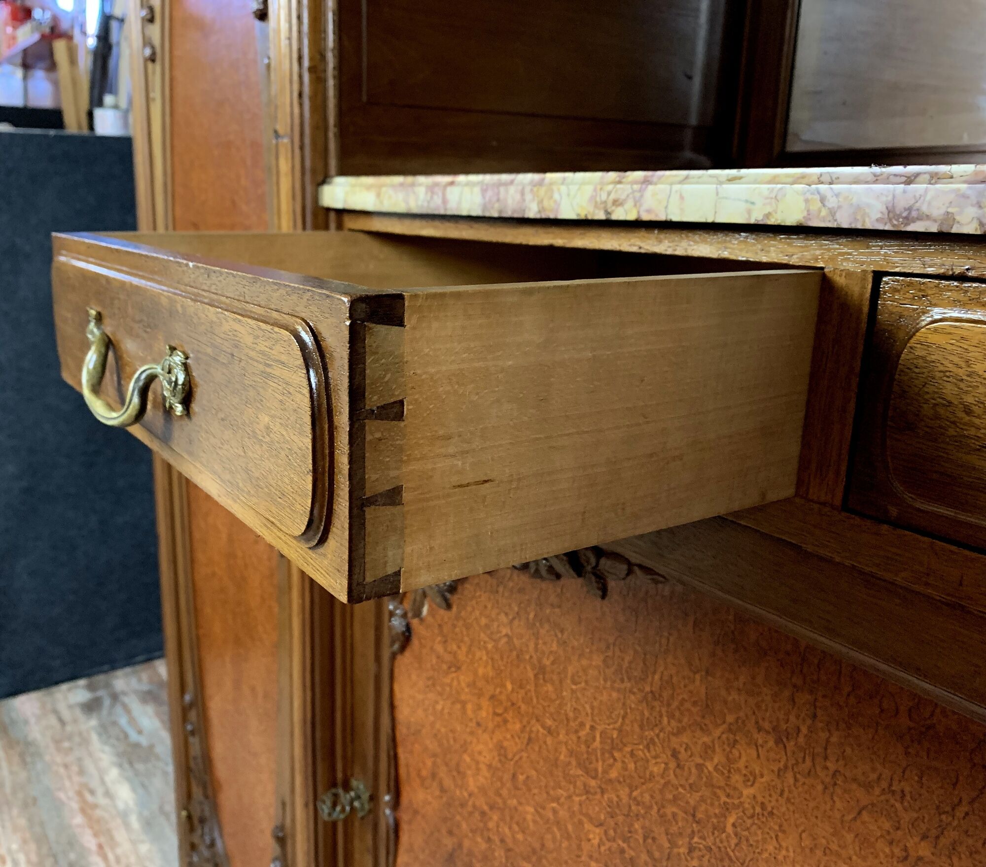 Bibliothèque d'après Louis Majorelle: Muséal époque Art Nouveau