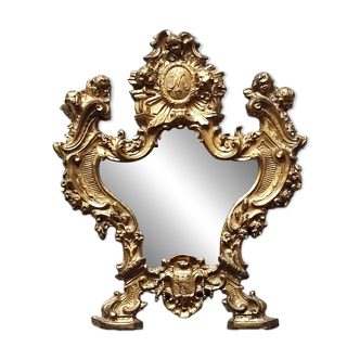 Petit miroir suspendu en métal doré