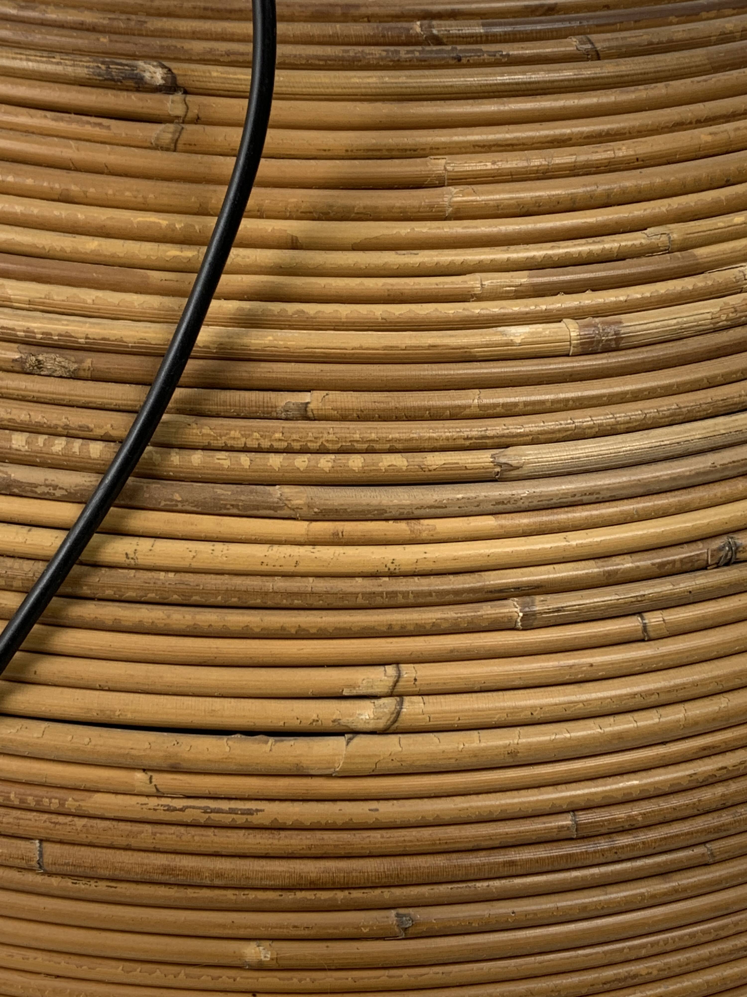 Lampe à suspension XL 71 cm en roseau, rotin, bambou et laiton, Italie