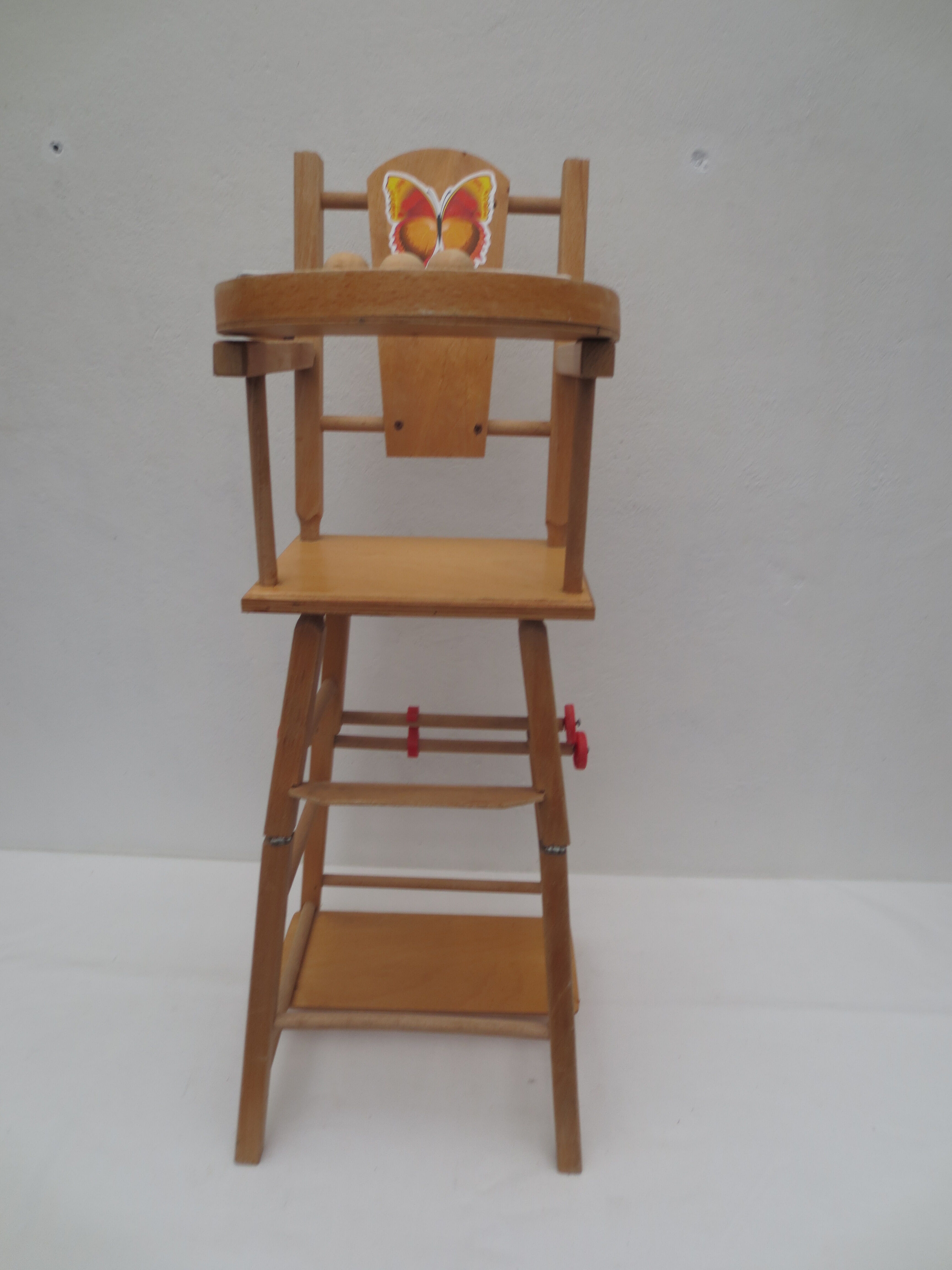 Chaise haute ancienne de poupée en bois clair décor papillon