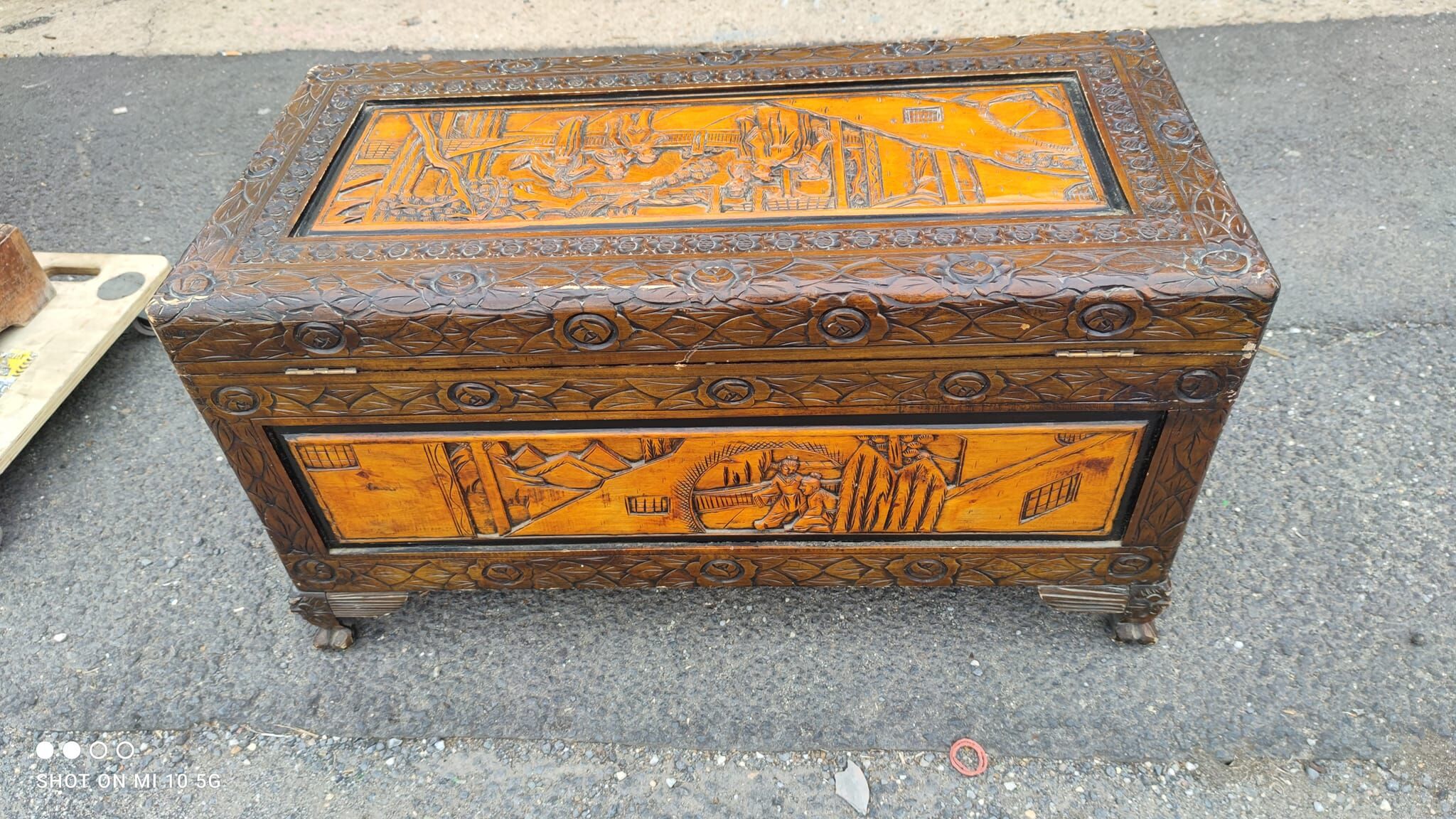 Coffre sculpté Asie vers 1960
