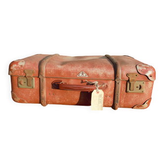 valise brune avec du bois