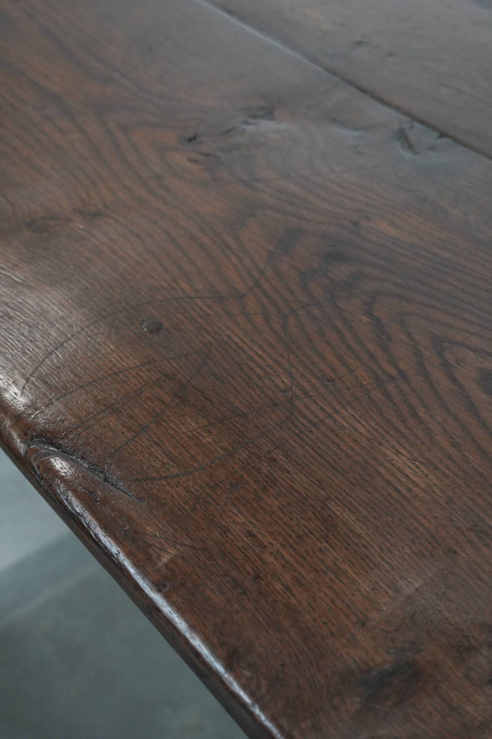 Antique English oak dining table from the 18th century for 4 to 6 people