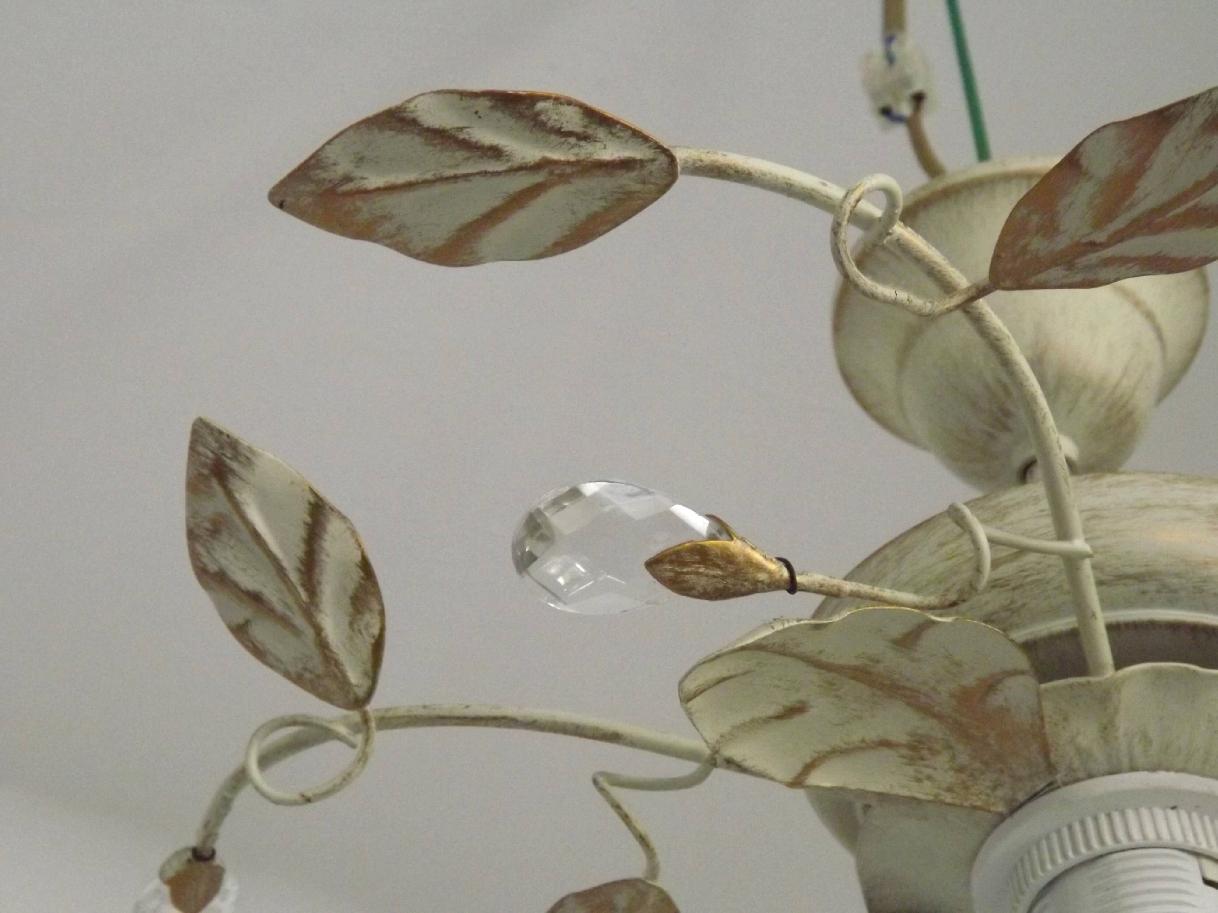Lustre semi-encastré vintage charmant avec des feuilles et des perles en verre cristal.