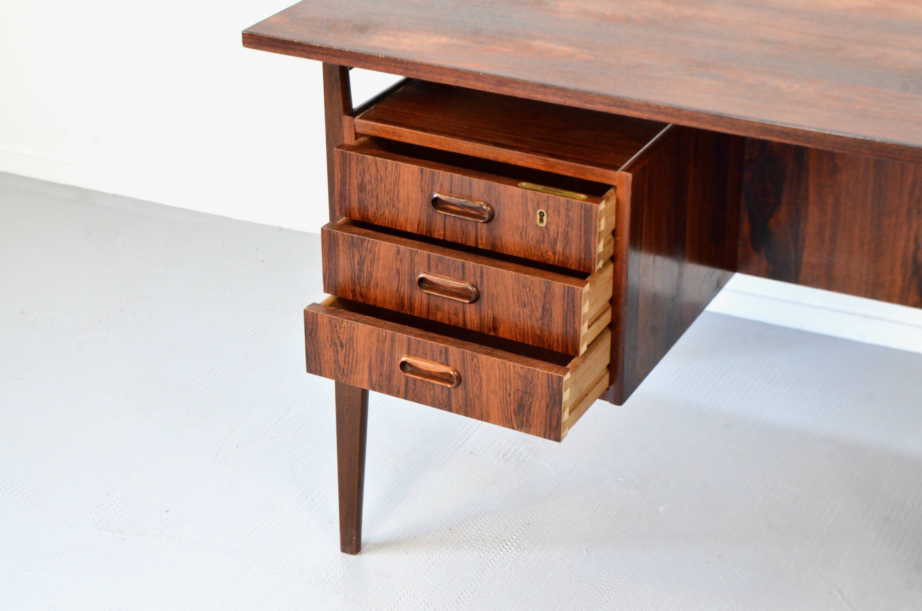 Bureau de direction danois du milieu du siècle en superbe palissandre. Vintage / Moderne / R