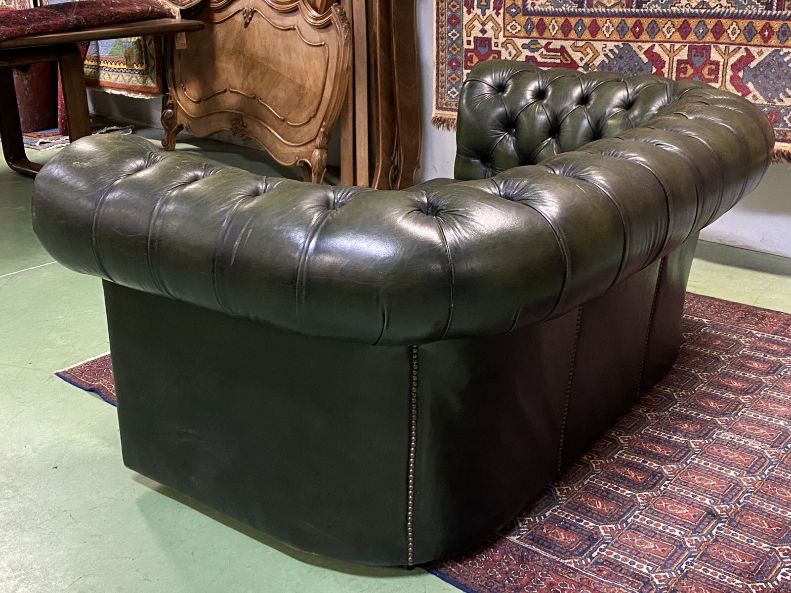 Chesterfield 2-seater green leather sofa from the 1980s
