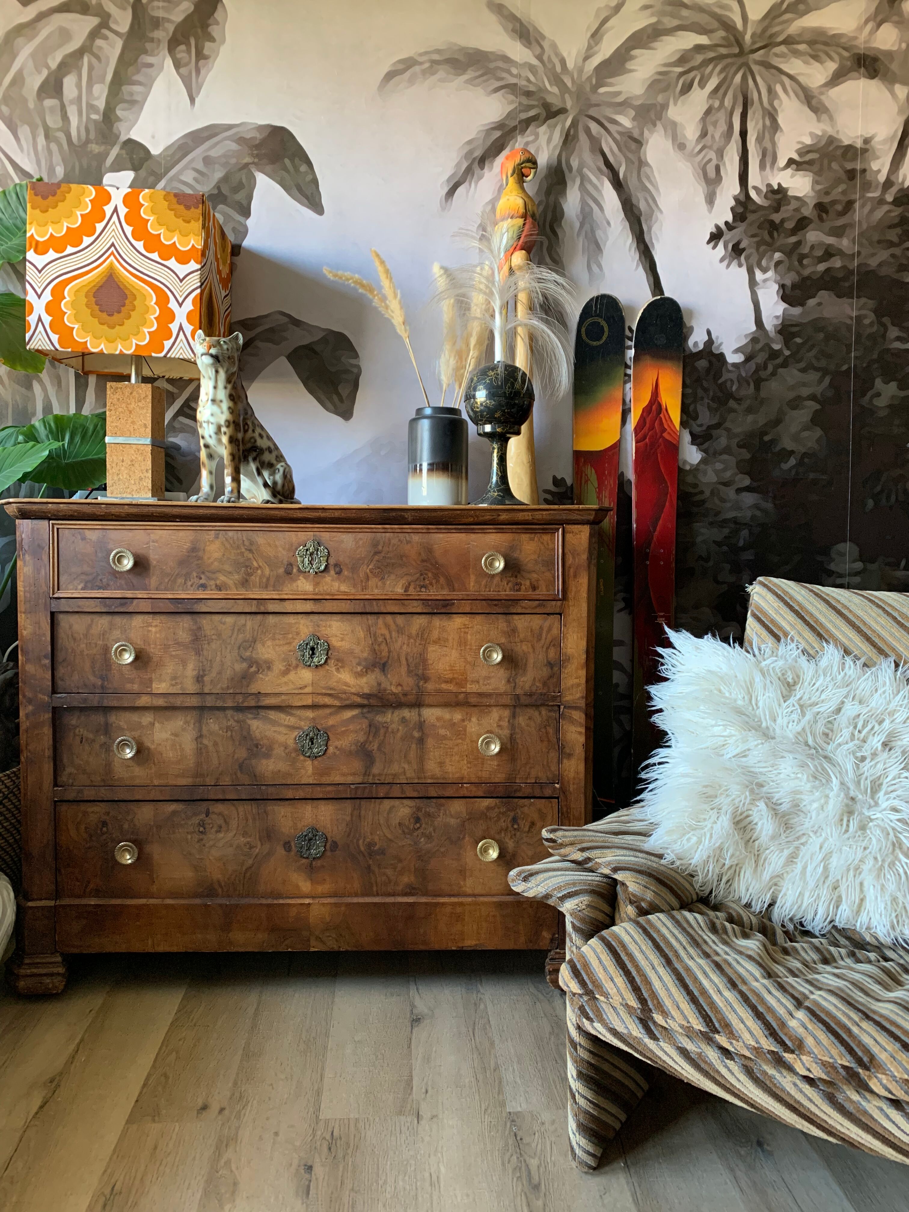 Antique chest of drawers