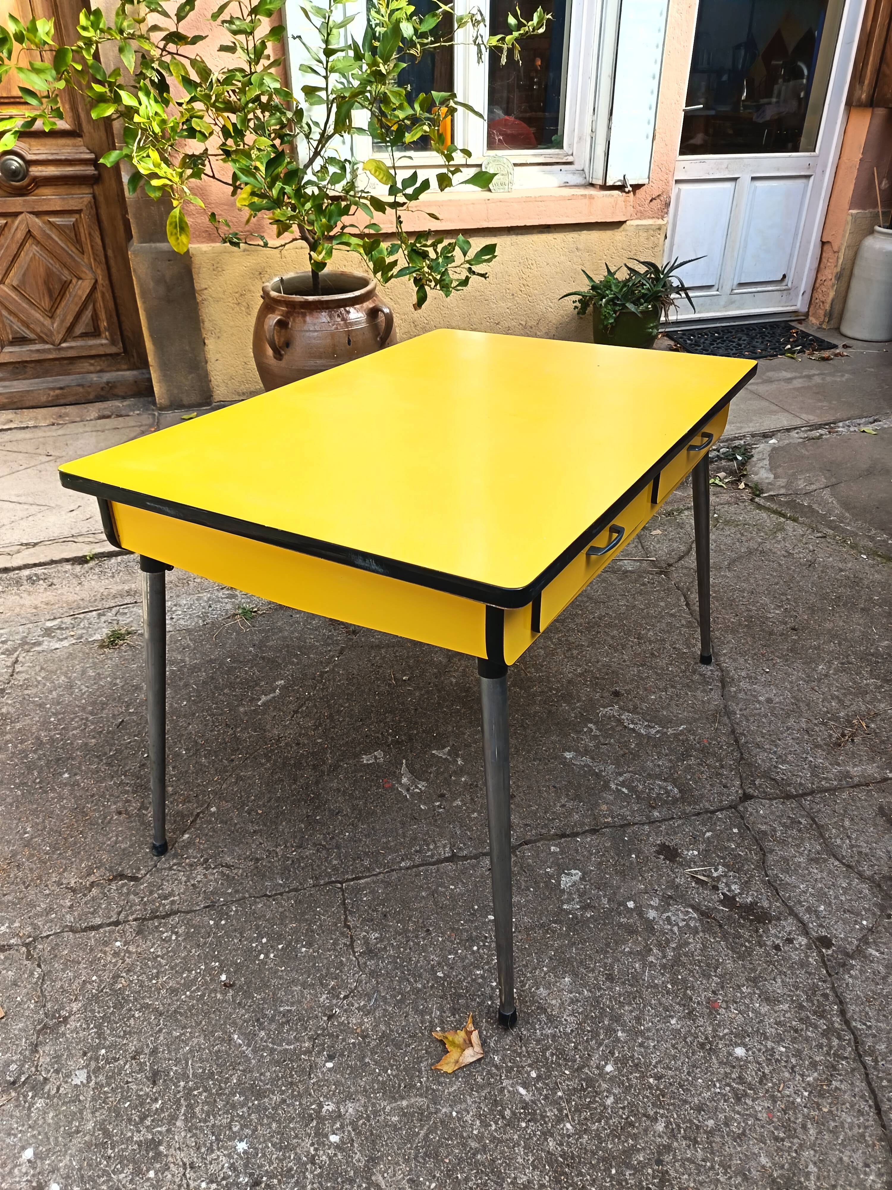 Table en formica jaune vif années 70