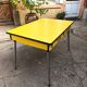 Table en formica jaune vif années 70