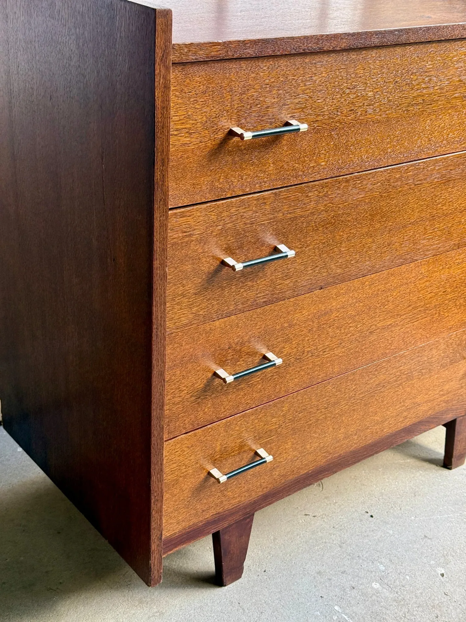 Commode style mid-century