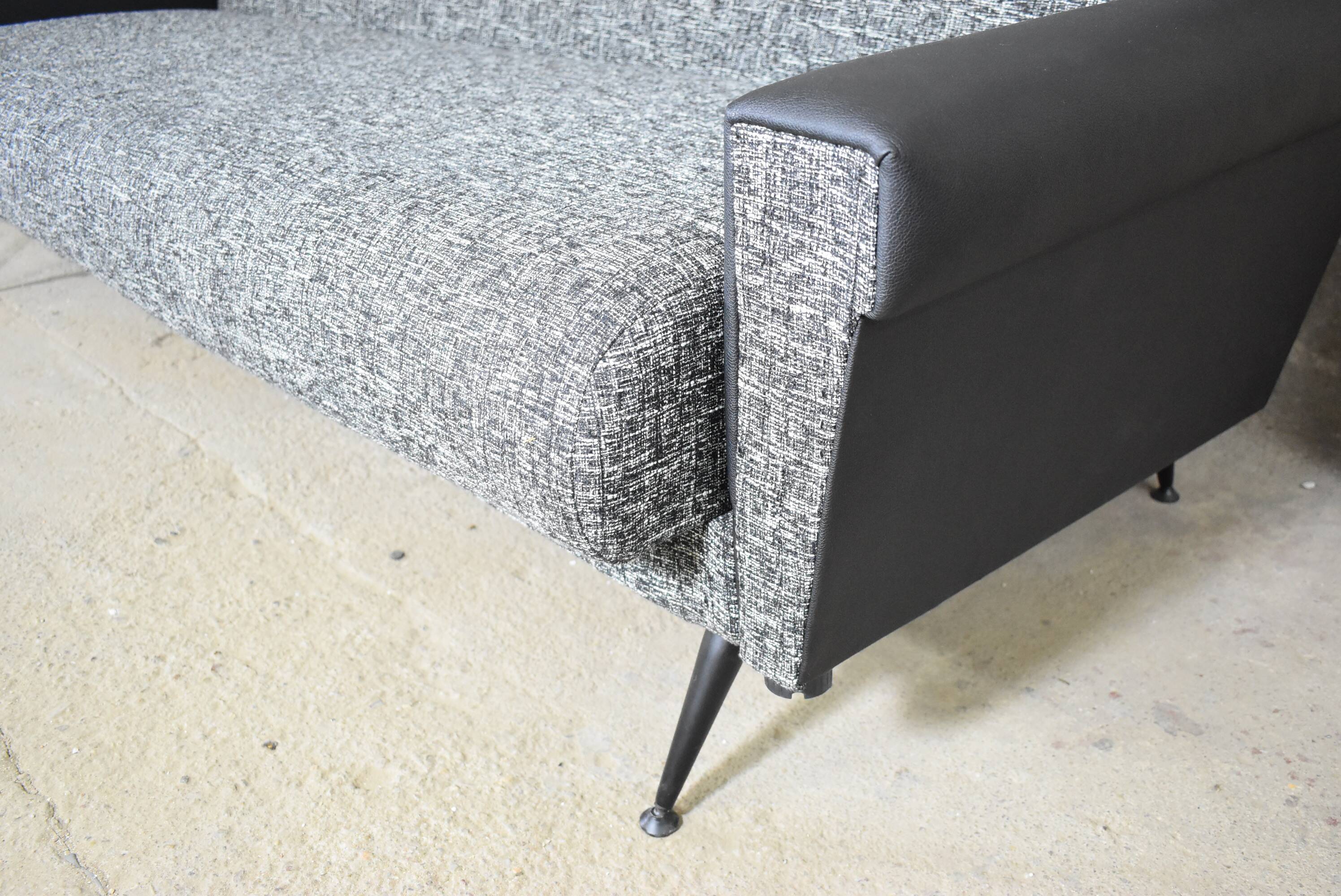 Un magnifique canapé pliant allemand des années 1960 après rénovation complète