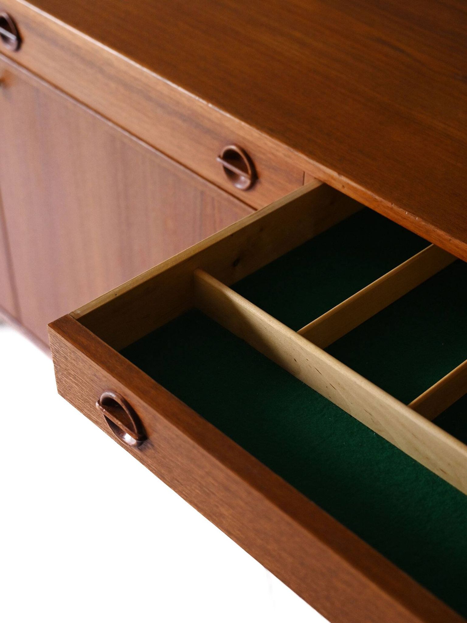 Buffet scandinave avec portes battantes