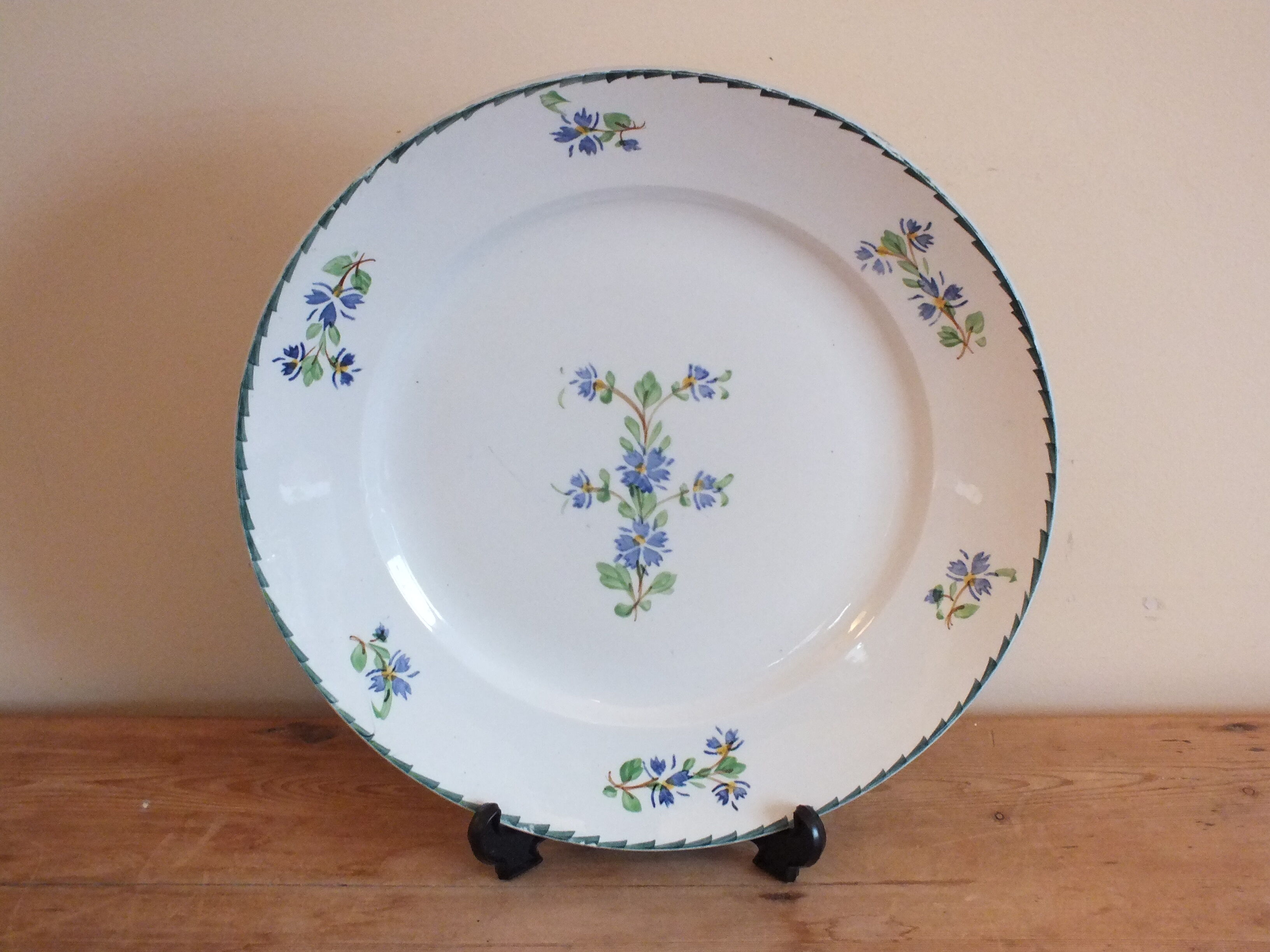 Round dish in Iron earth blueberry decoration