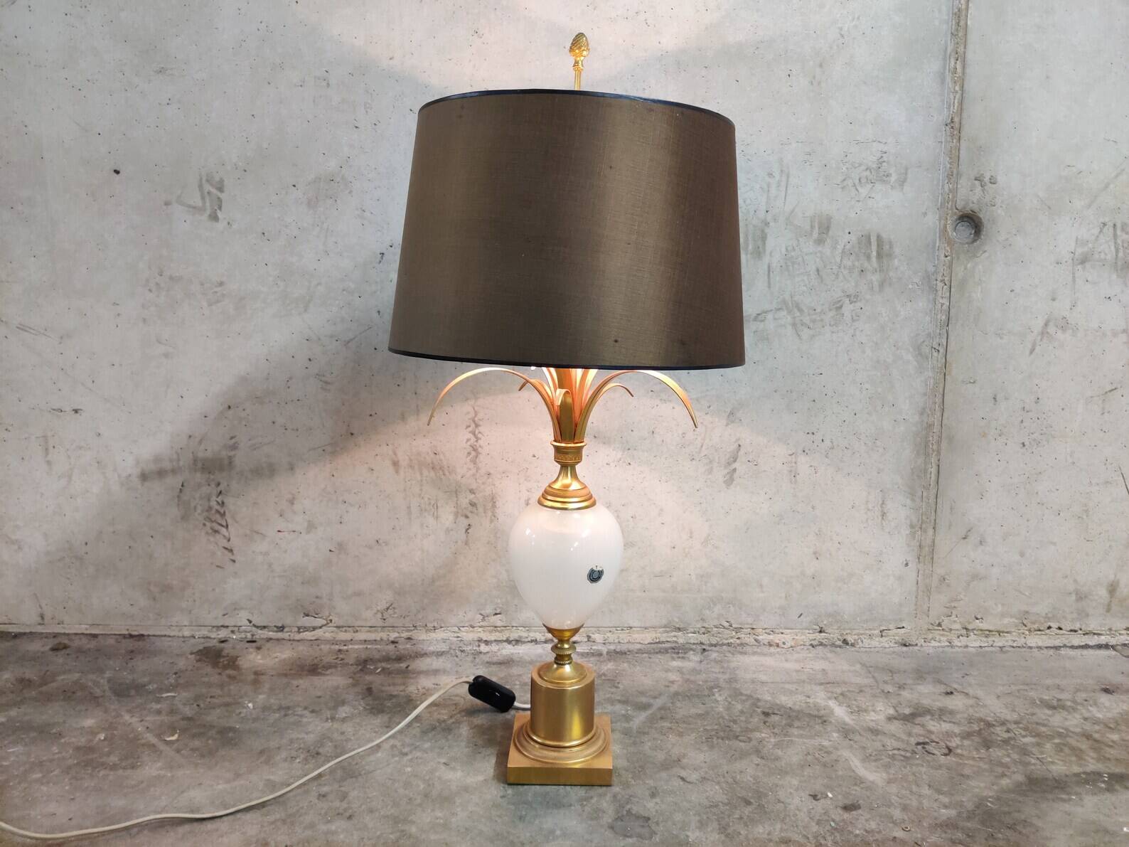 Lampe de table en laiton et opaline en forme de feuille d'ananas, années 1960