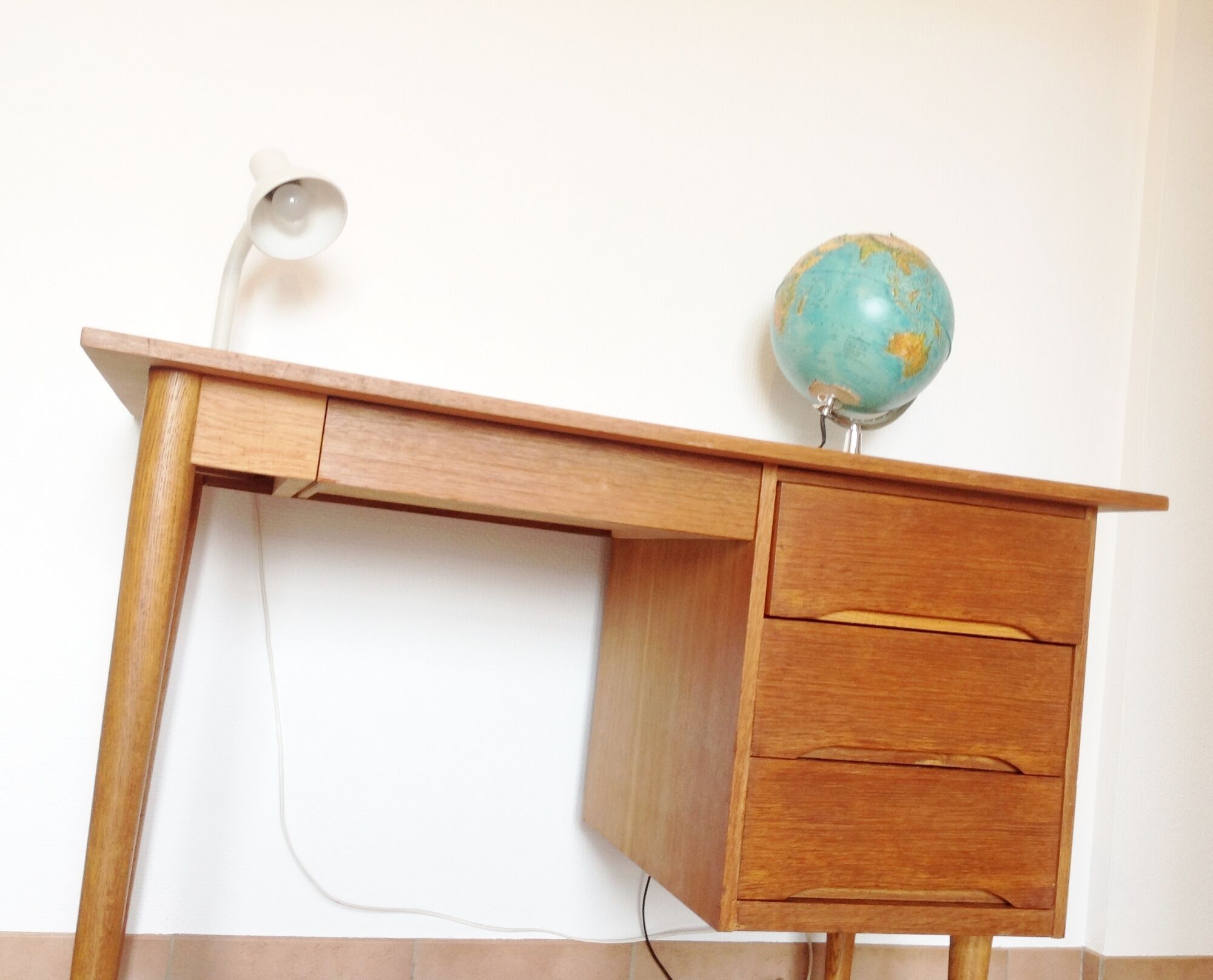Scandinavian-style verni chene desk / vintage 60s