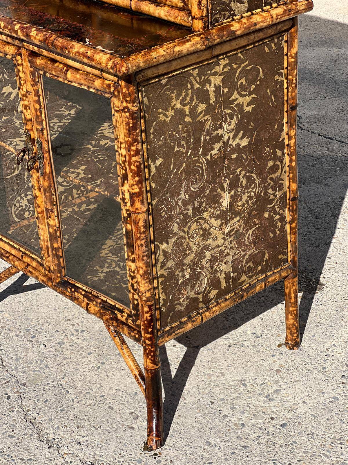 Armoire anglaise en bambou et laque du XIXe siècle, 1890