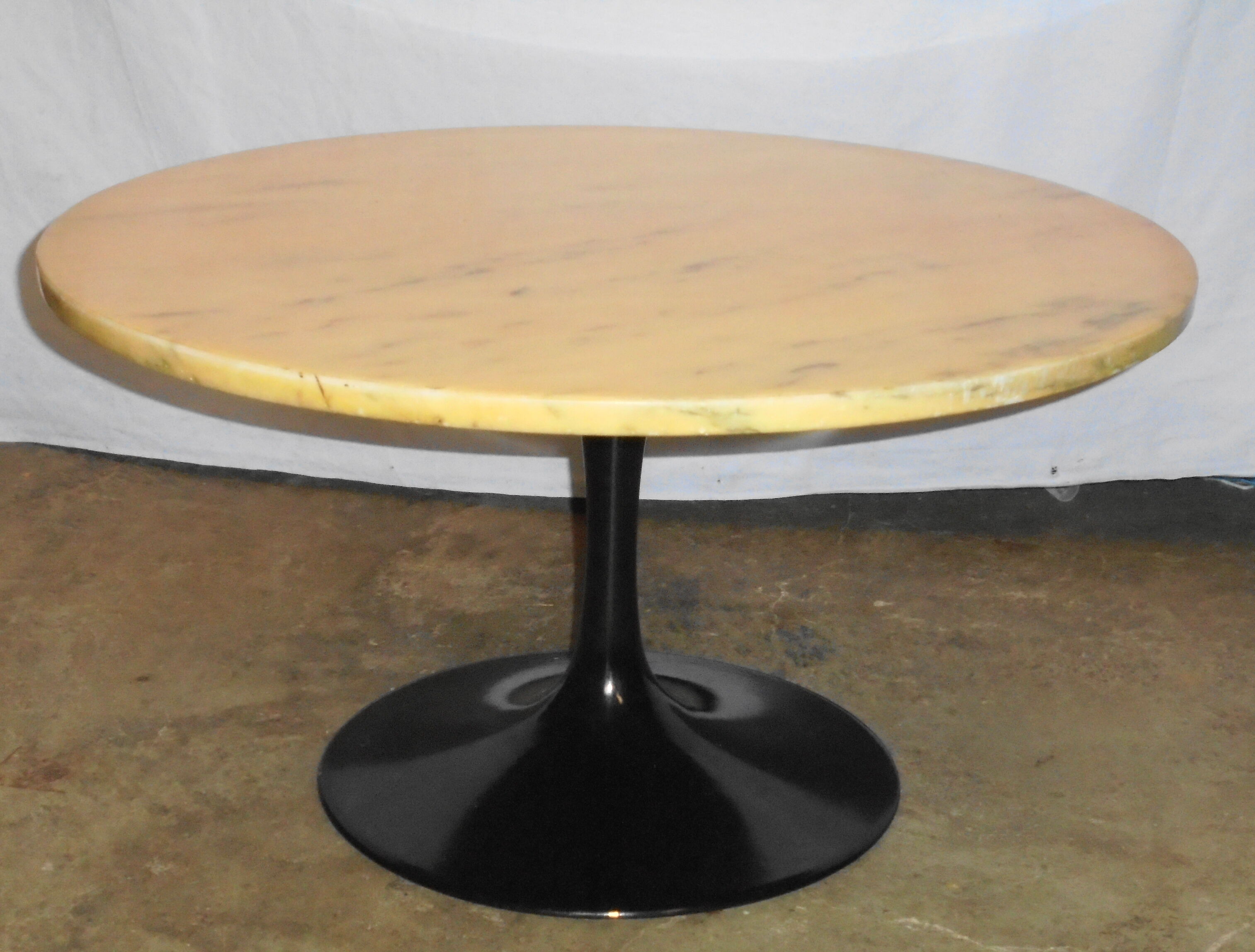 Round coffee table on tulip foot from the 70s