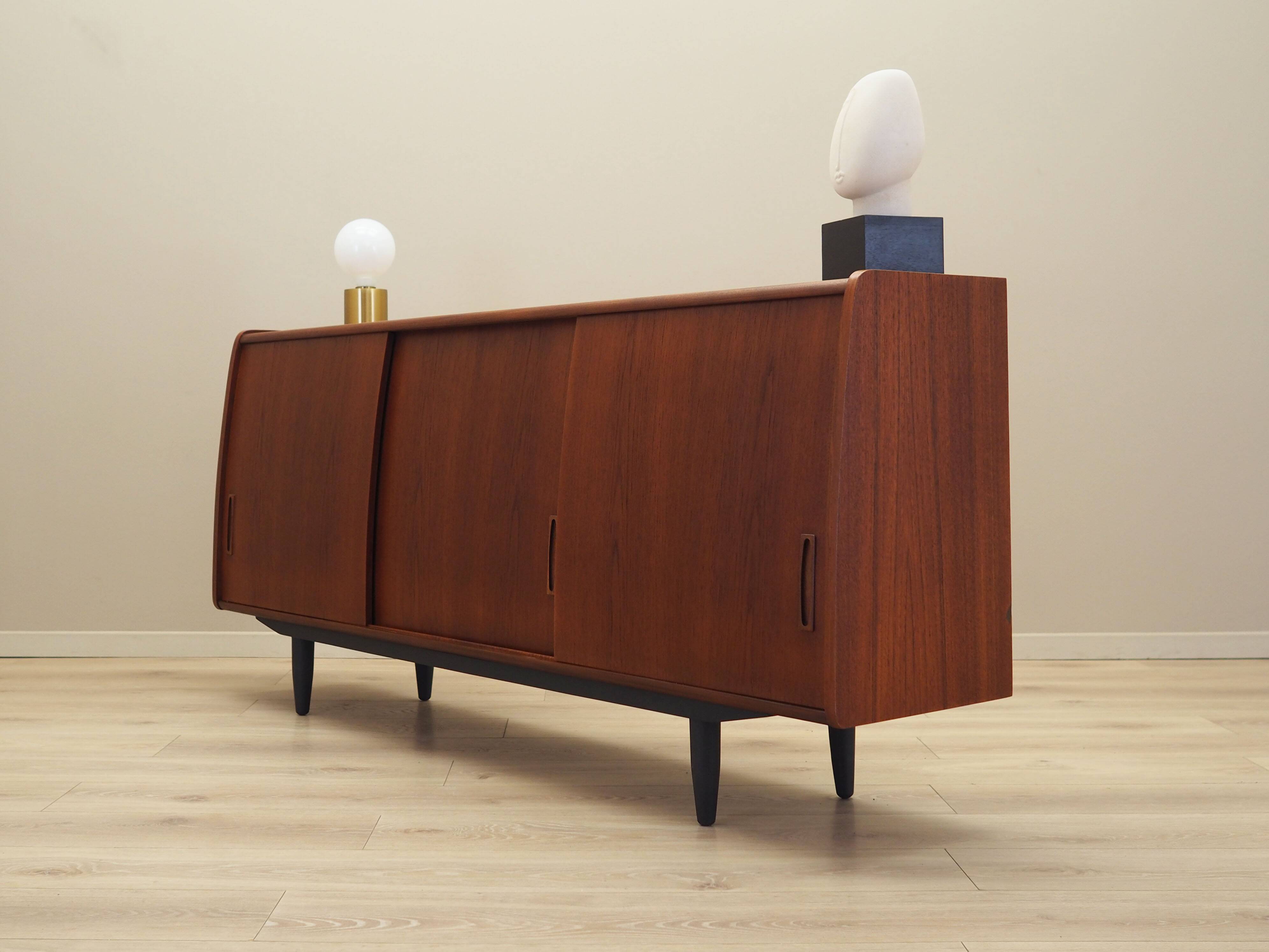 Buffet en teck, design danois, années 1970, production : Danemark