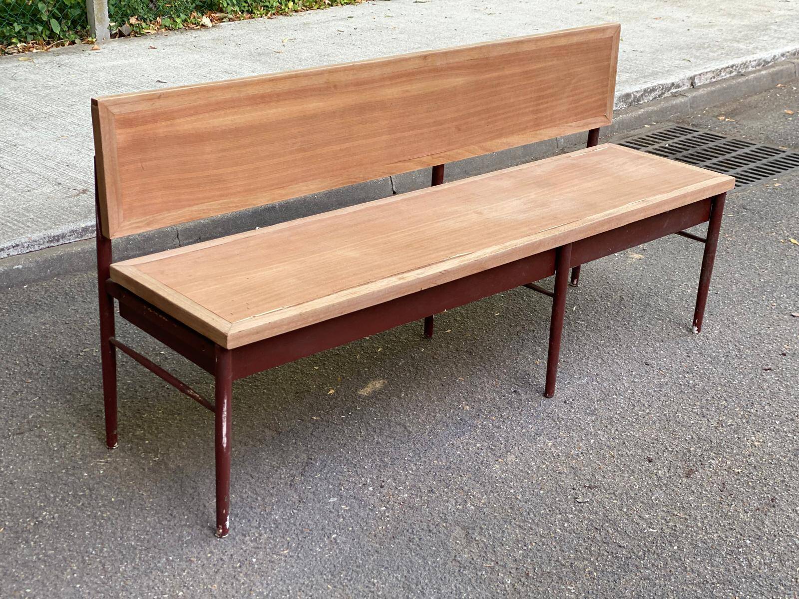 Grand banc d'école vintage 170 cm de 3/4 places en bois brut poncé métal 19